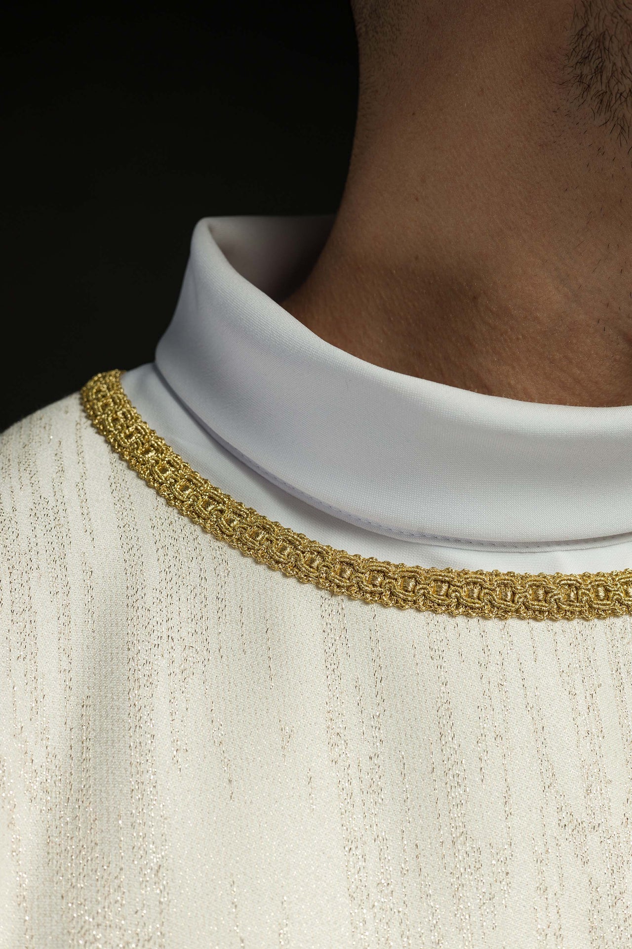 Ecru ornat z haftowanym motywem krzyża na ozdobnej tkaninie - ORNATY.PL