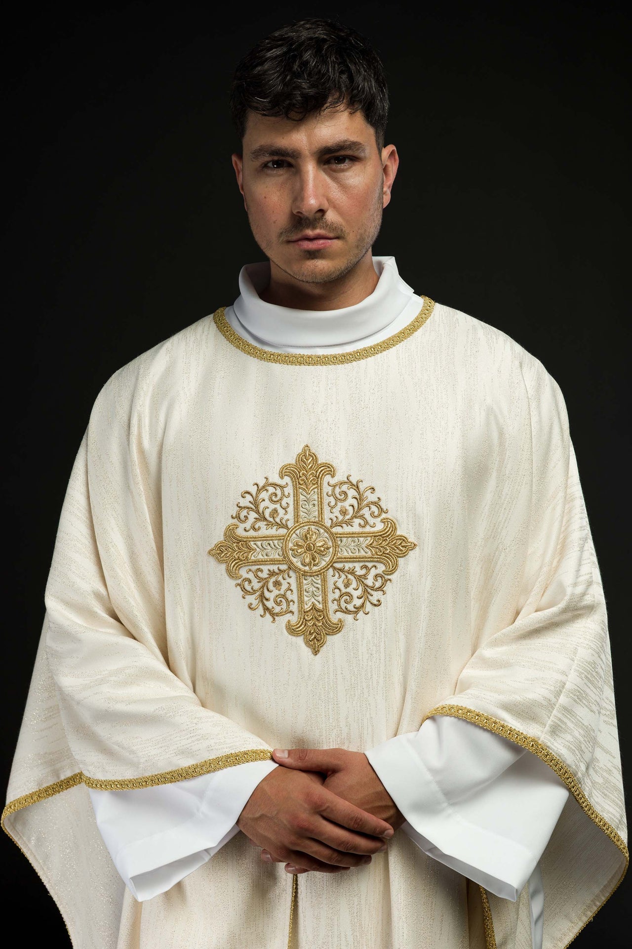 Ecru ornat z haftowanym motywem krzyża na ozdobnej tkaninie - ORNATY.PL