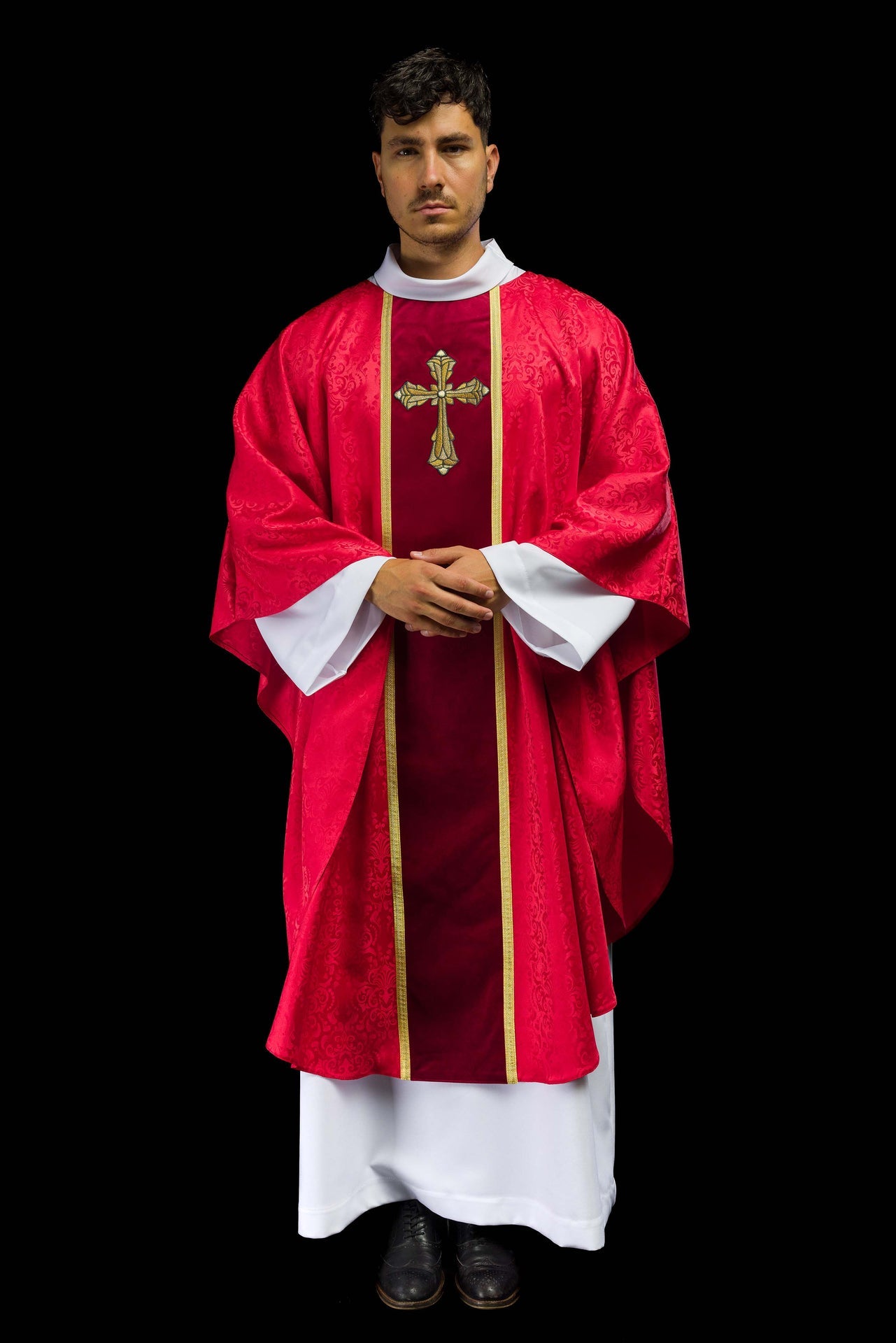 Ornat liturgiczny czerwony z pasem i haftem krzyża na tkaninie żakardowej - ORNATY.PL
