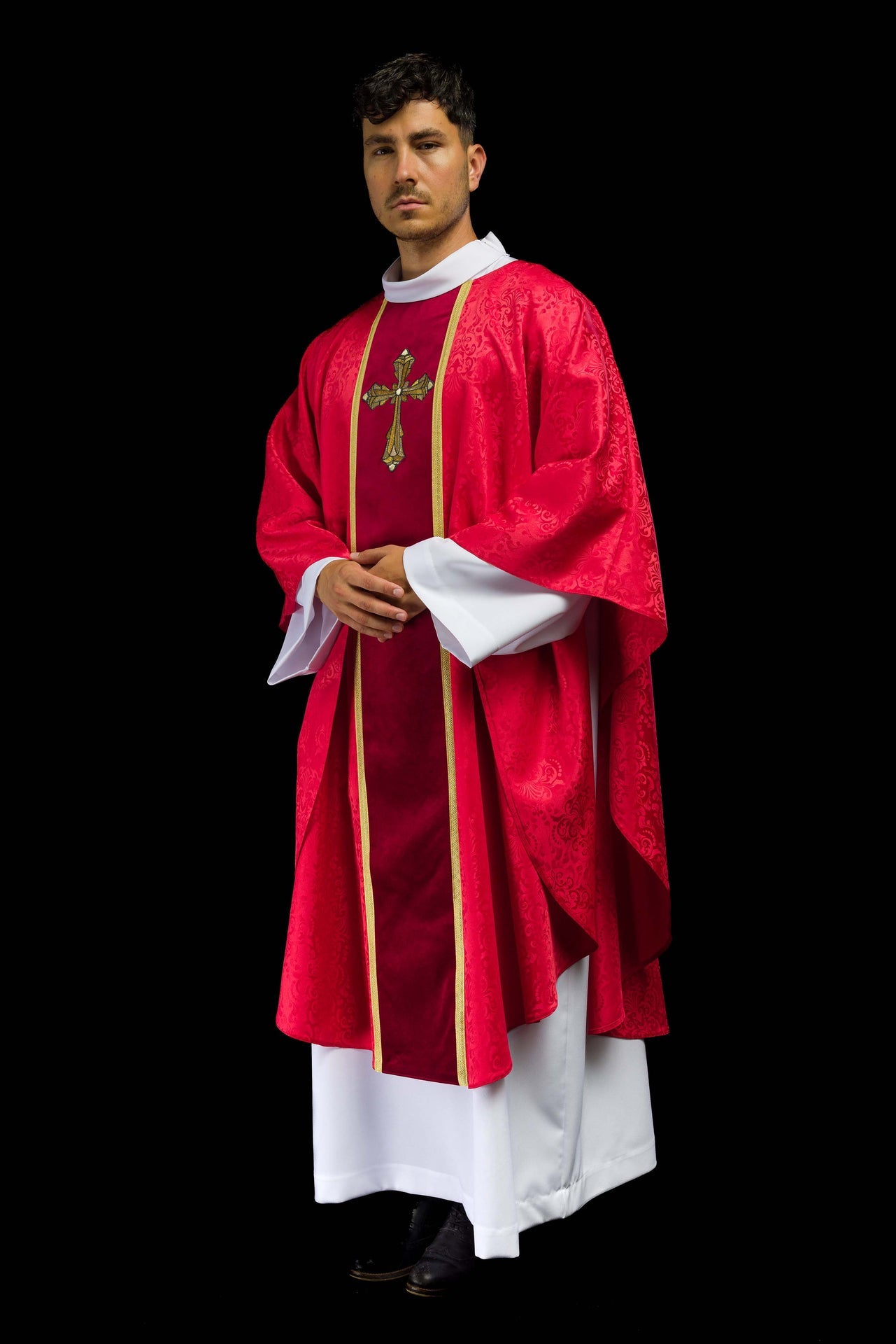 Ornat liturgiczny czerwony z pasem i haftem krzyża na tkaninie żakardowej - ORNATY.PL