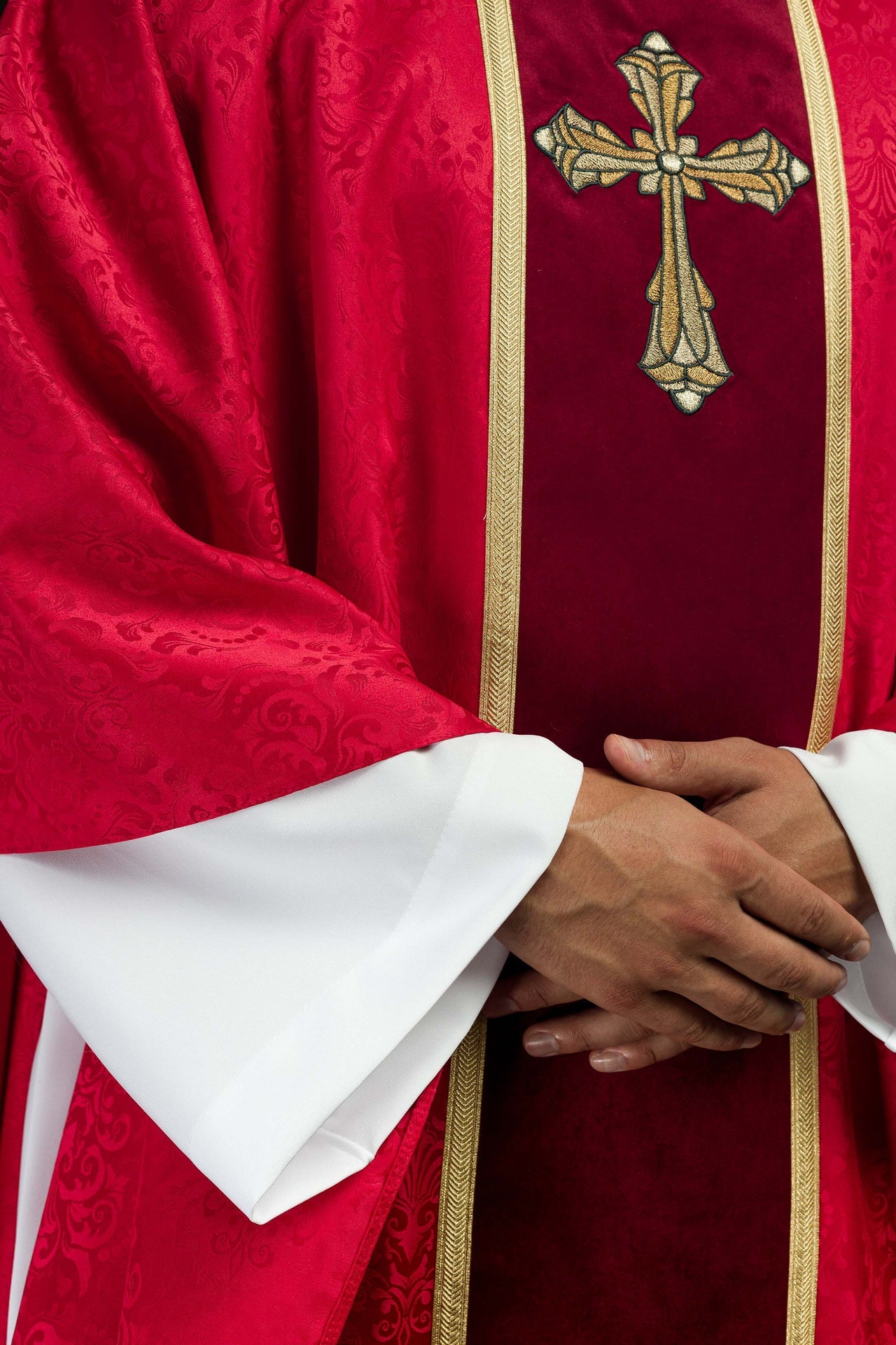 Ornat liturgiczny czerwony z pasem i haftem krzyża na tkaninie żakardowej - ORNATY.PL
