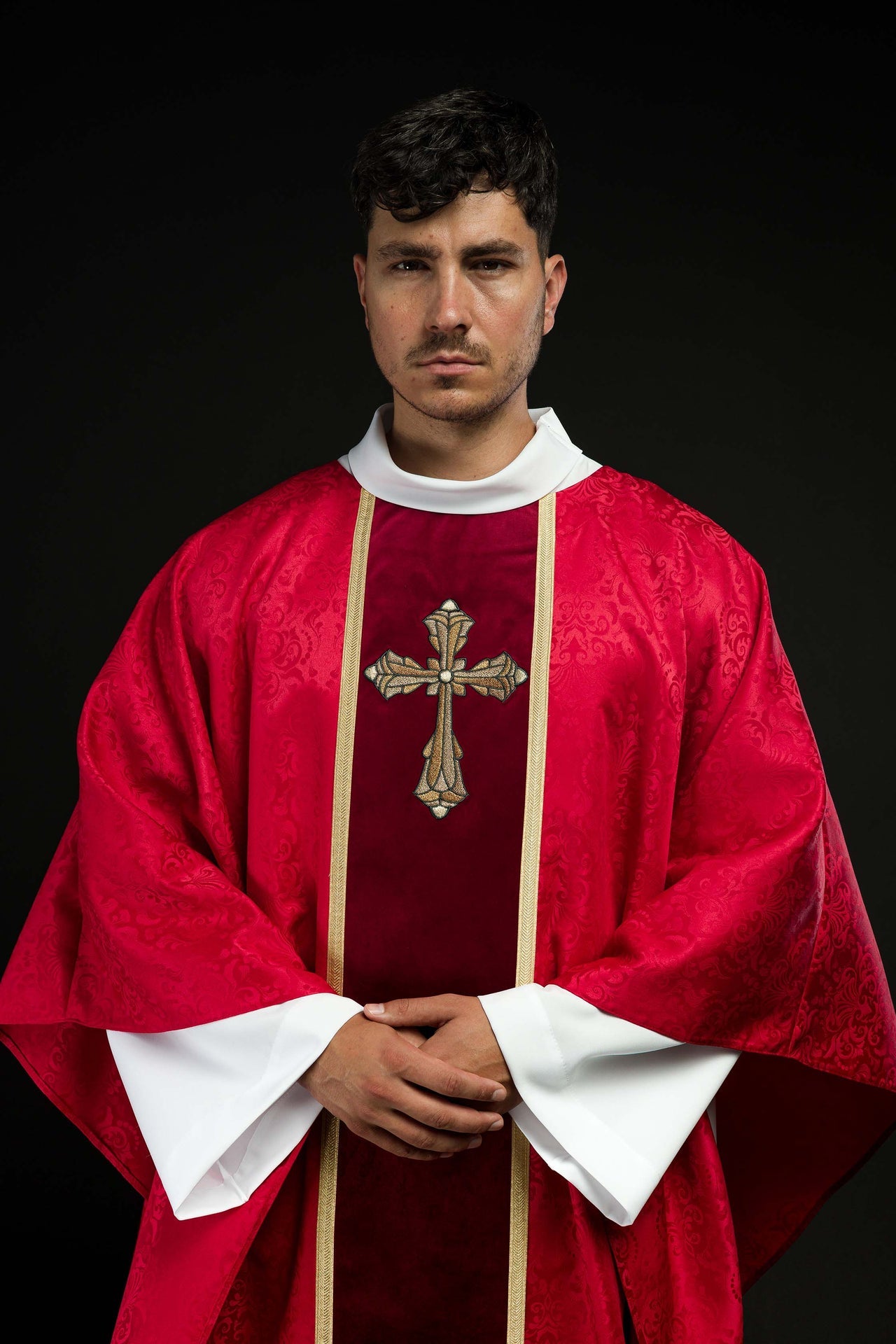 Ornat liturgiczny czerwony z pasem i haftem krzyża na tkaninie żakardowej - ORNATY.PL