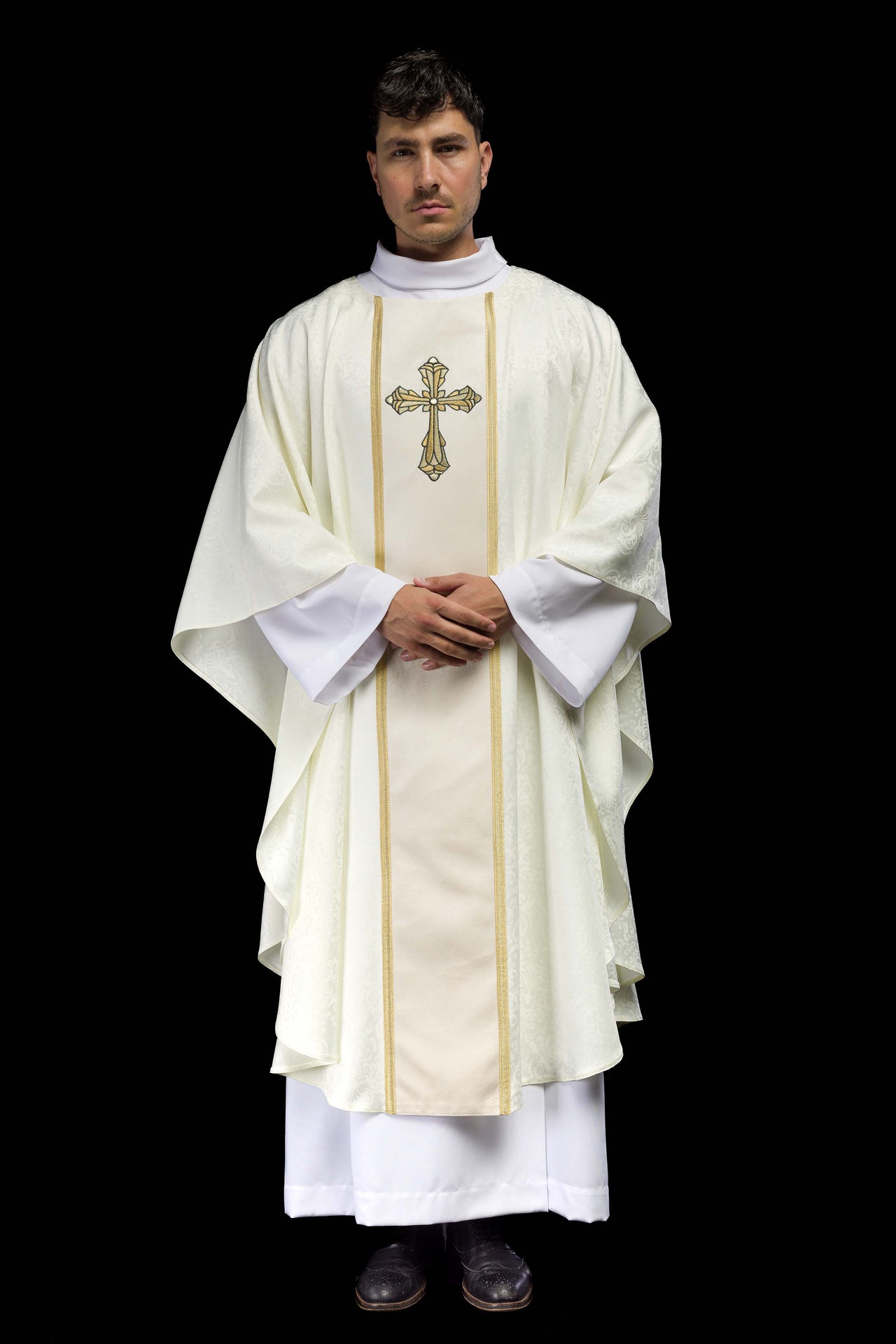 Ornat liturgiczny ecru z pasem i haftem krzyża na tkaninie żakardowej - ORNATY.PL