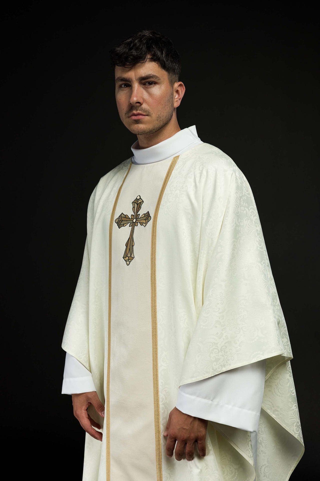 Ornat liturgiczny ecru z pasem i haftem krzyża na tkaninie żakardowej - ORNATY.PL