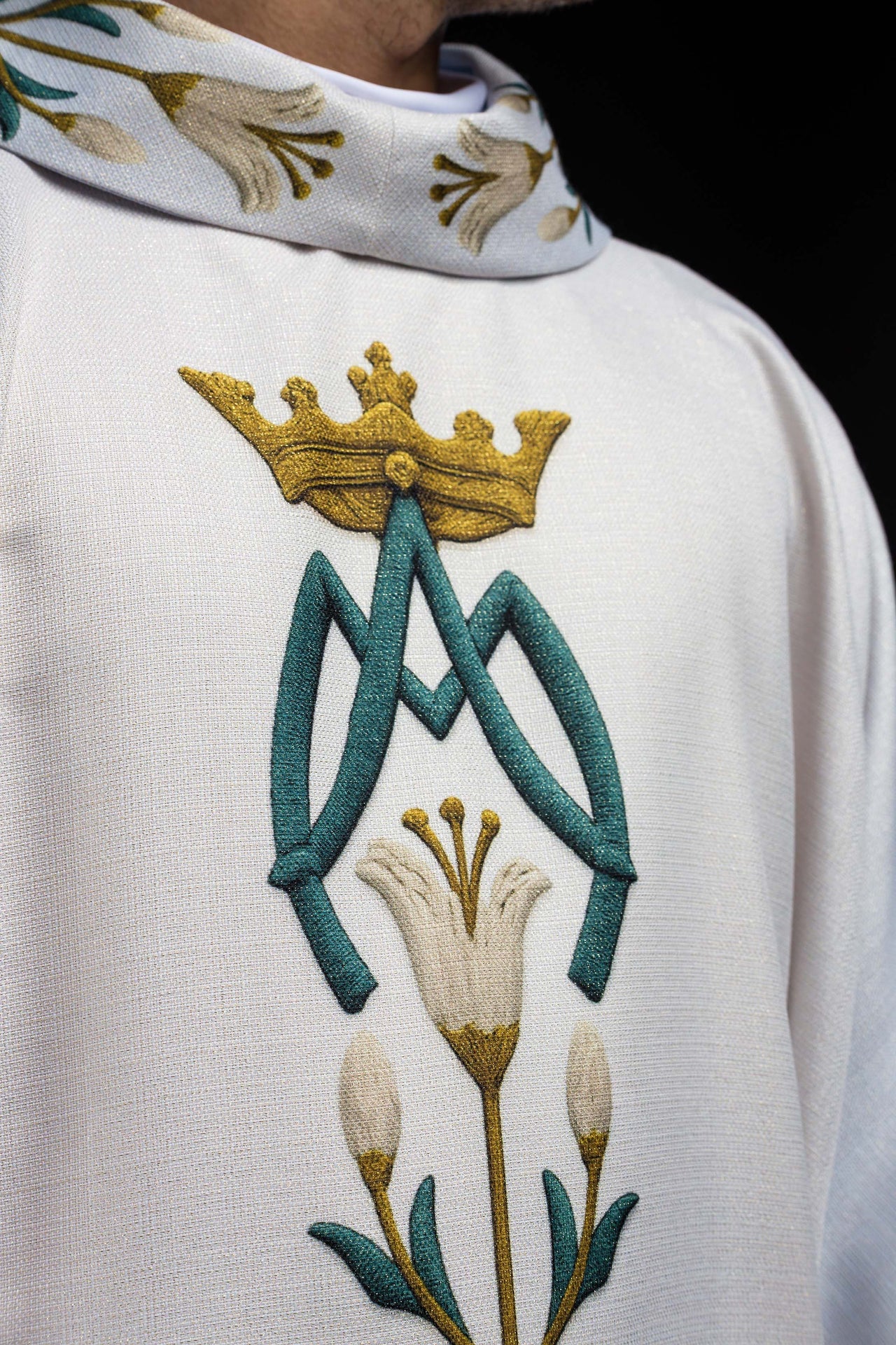 Ornat Maryjny drukowany ze wzorem lilii i monogramem niebiesko-ecru - ORNATY.PL