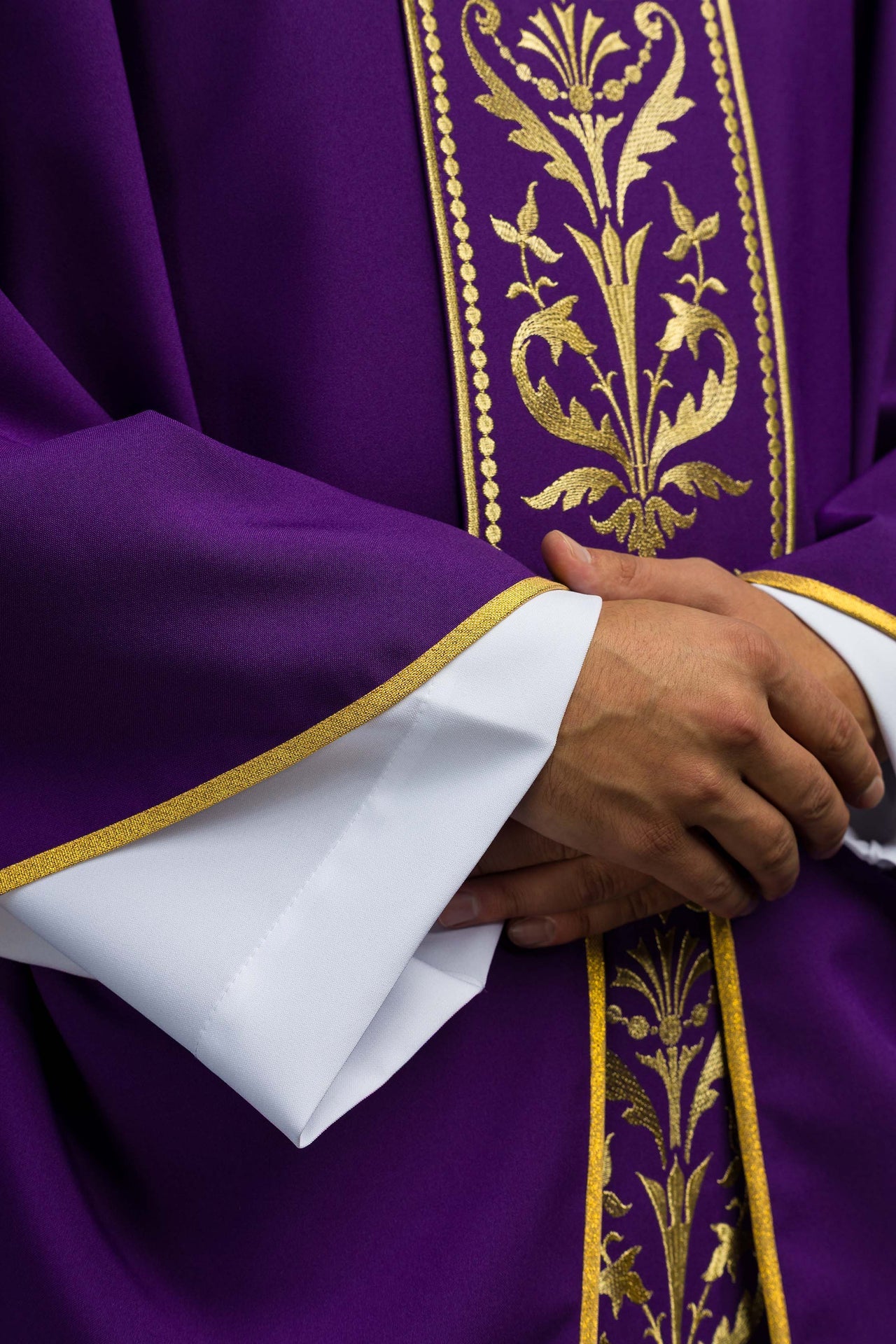 Fioletowy ornat liturgiczny zdobiony złotym pasem haftowanym - ORNATY.PL