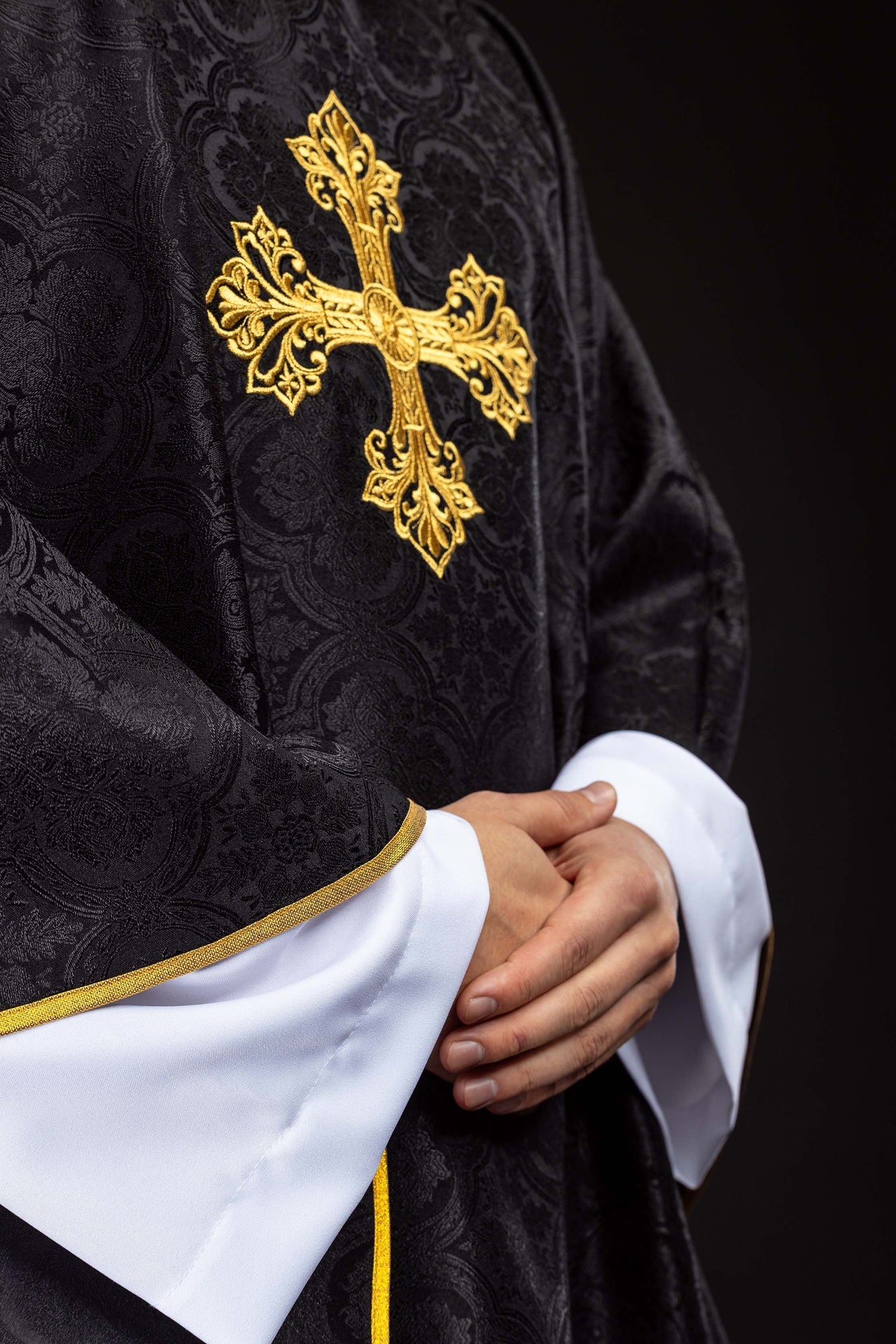 Czarny ornat z krzyżem tkanina żakardowa - ORNATY.PL