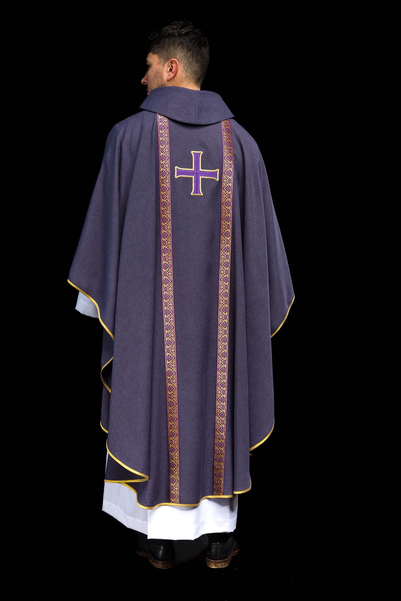 Ornat liturgiczny fioletowy z haftowanym krzyżem i taśmami żakardowymi - ORNATY.PL