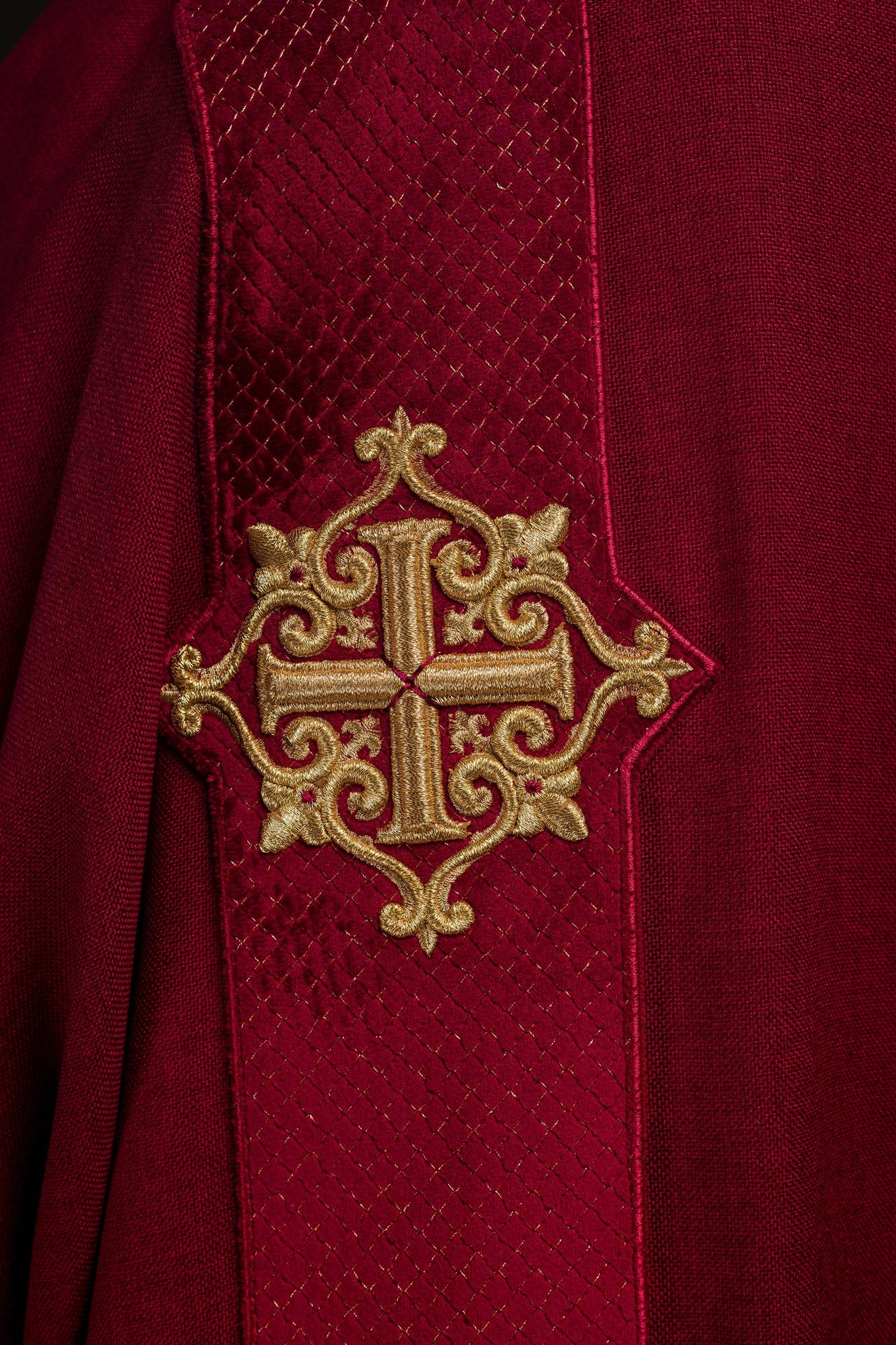 Dalmatyka z pasami na aksamicie z symbolami Krzyża Czerwona - ORNATY.PL