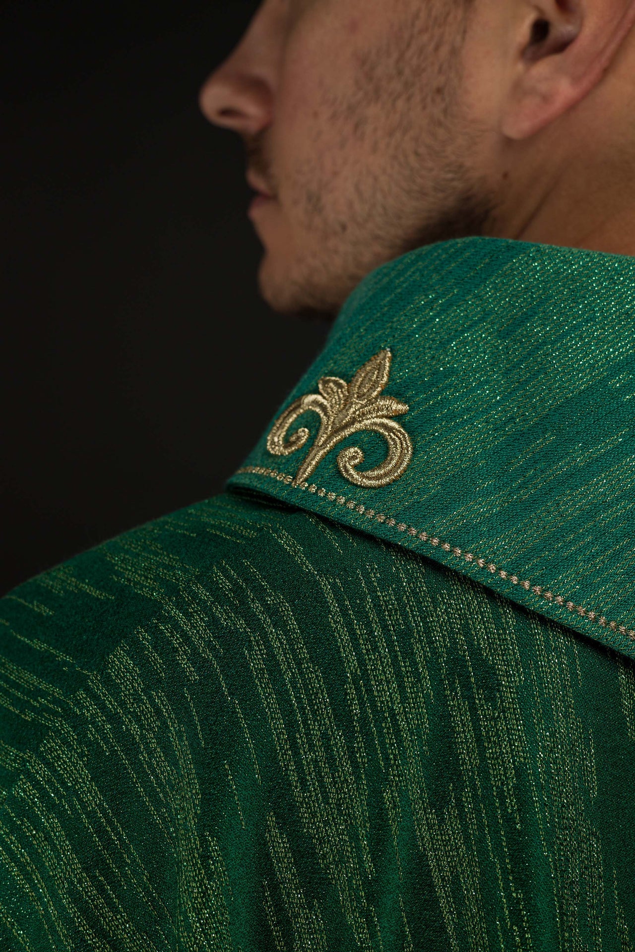 Zielony ornat z haftowanym motywem krzyża na ozdobnej tkaninie - ORNATY.PL