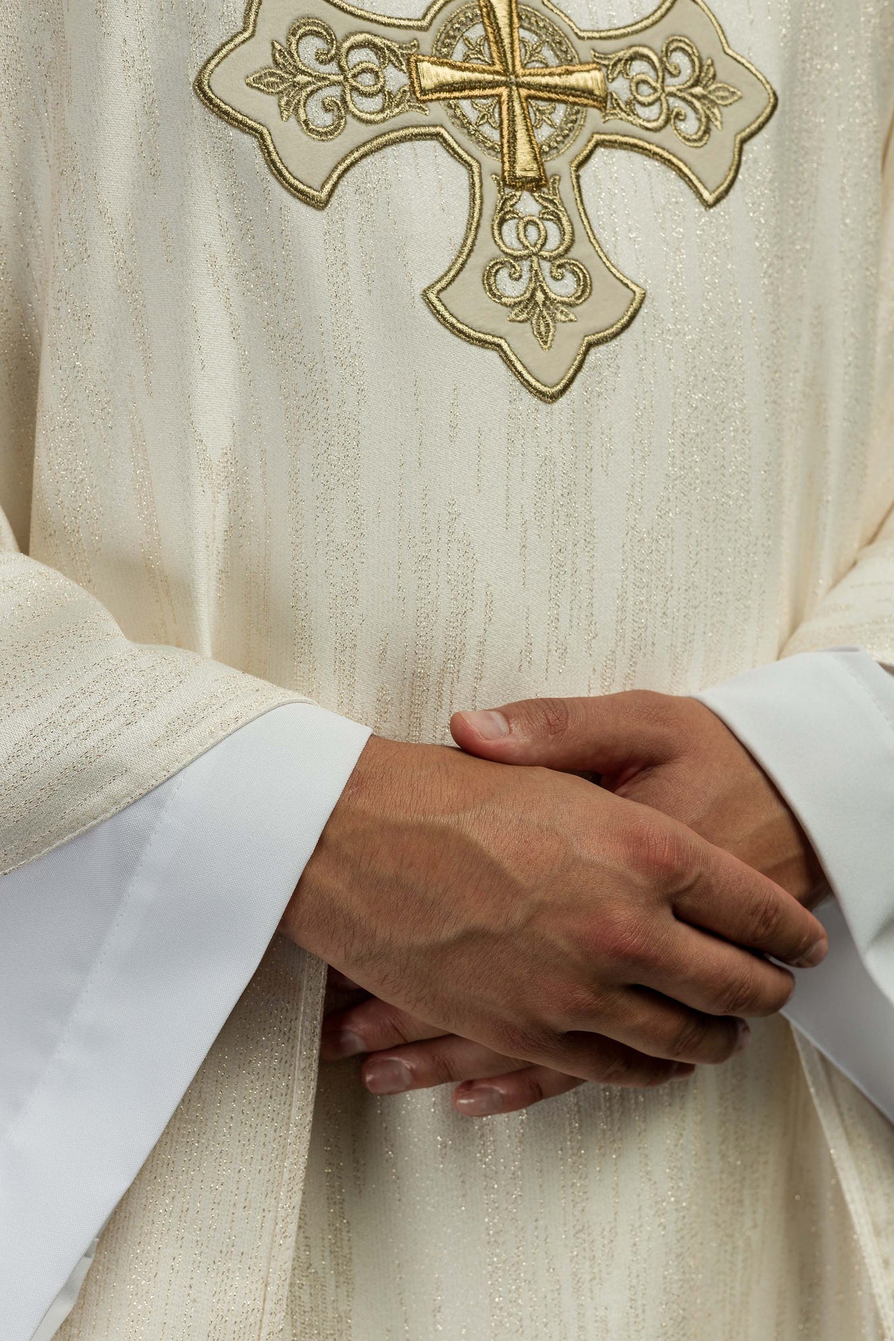 Ecru ornat z haftowanym motywem krzyża na ozdobnej tkaninie - ORNATY.PL