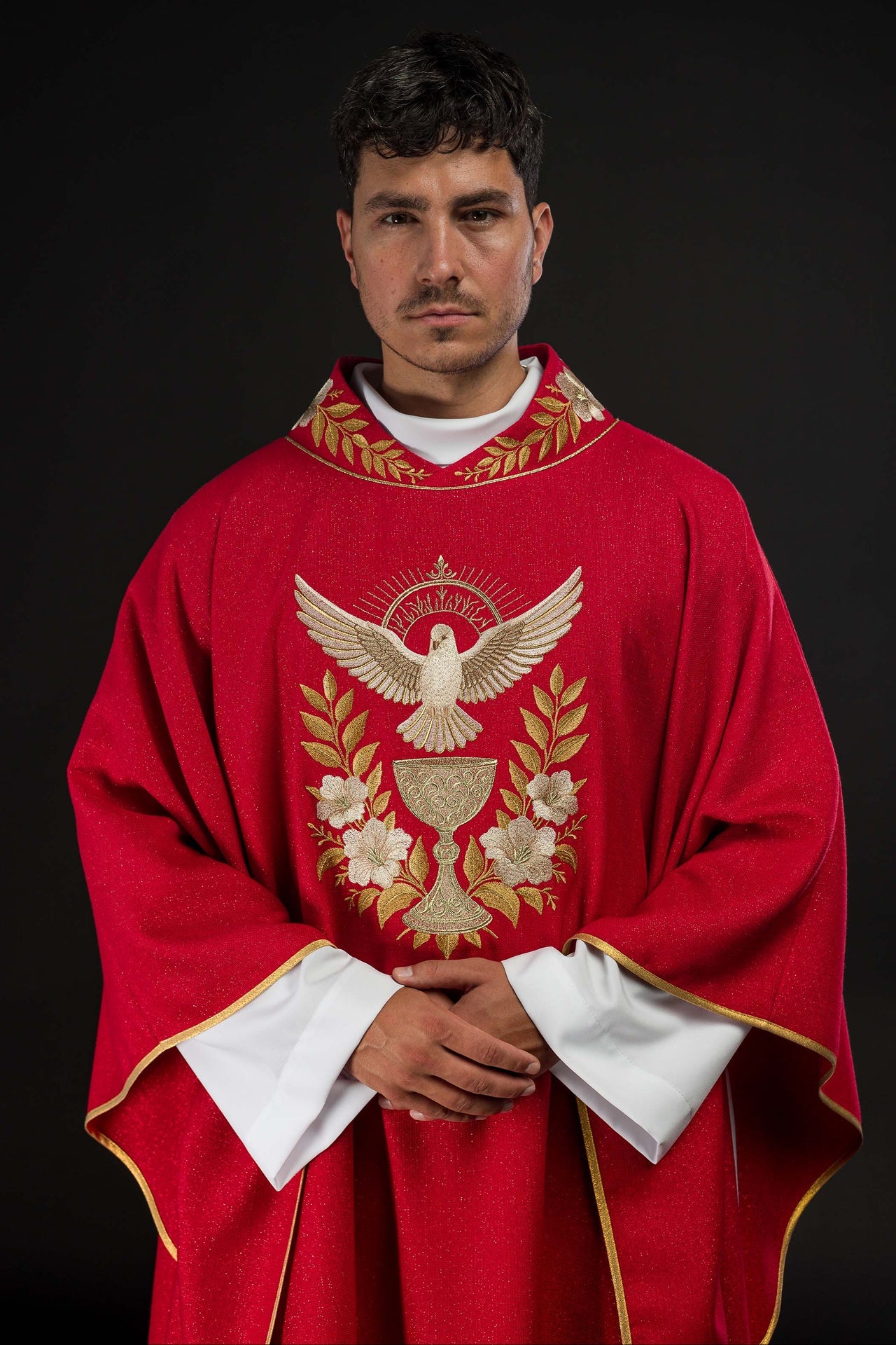 Czerwony ornat z haftowanym kołnierzem i symbolem Ducha Świętego - ORNATY.PL