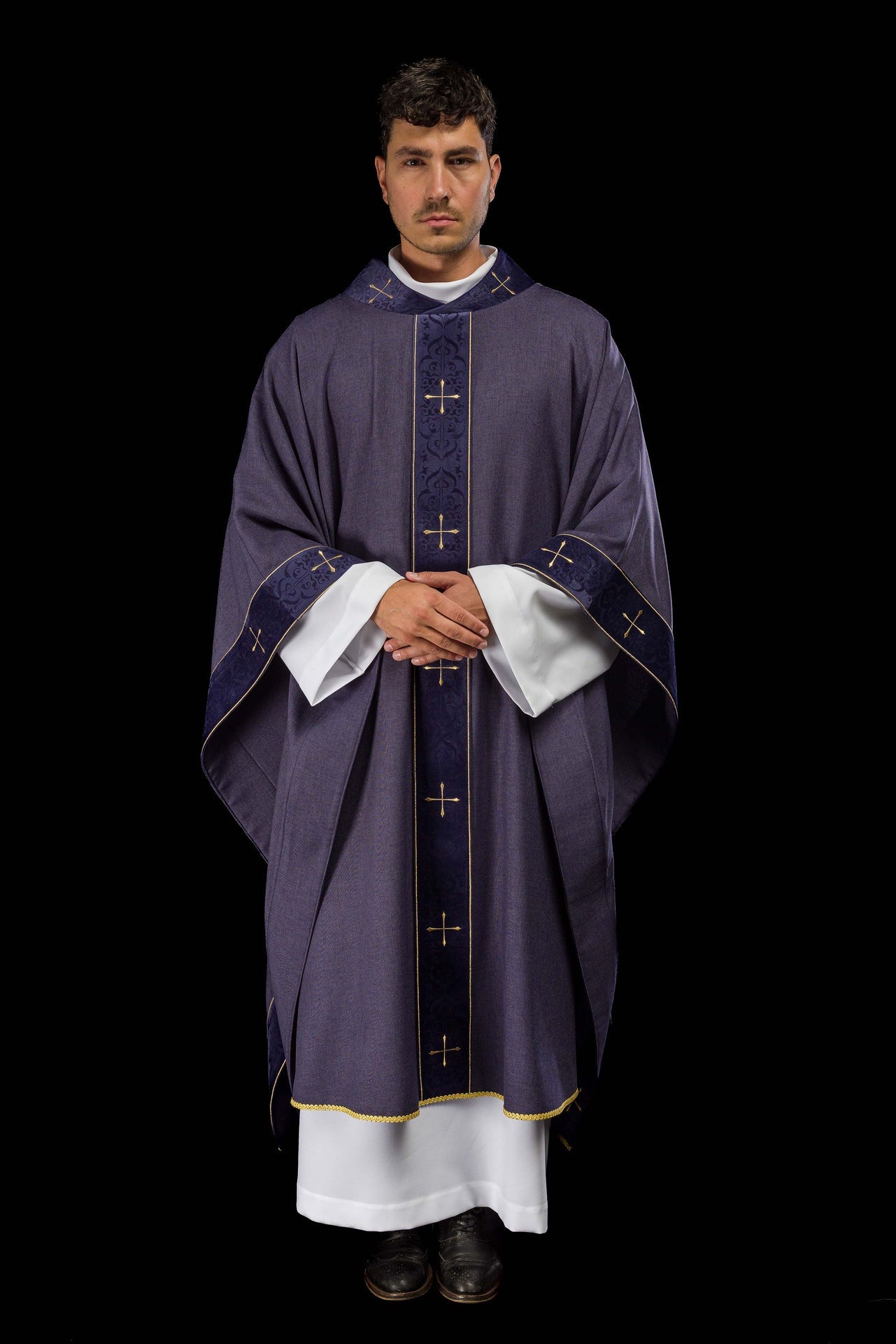 Ornat w kolorze fioletowym z haftowanym pasem i kołnierzem w krzyże - ORNATY.PL