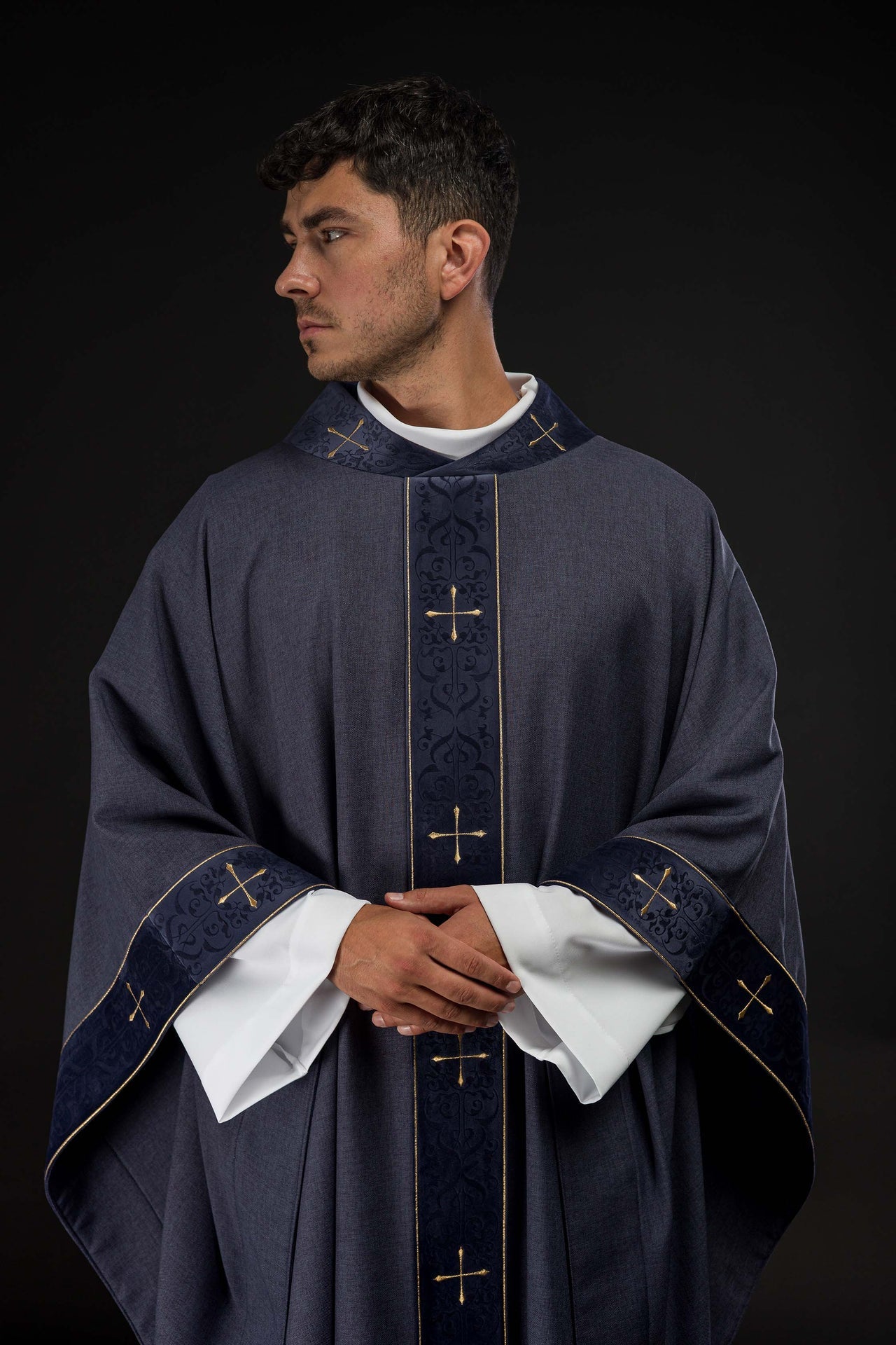 Ornat w kolorze fioletowym z haftowanym pasem i kołnierzem w krzyże - ORNATY.PL