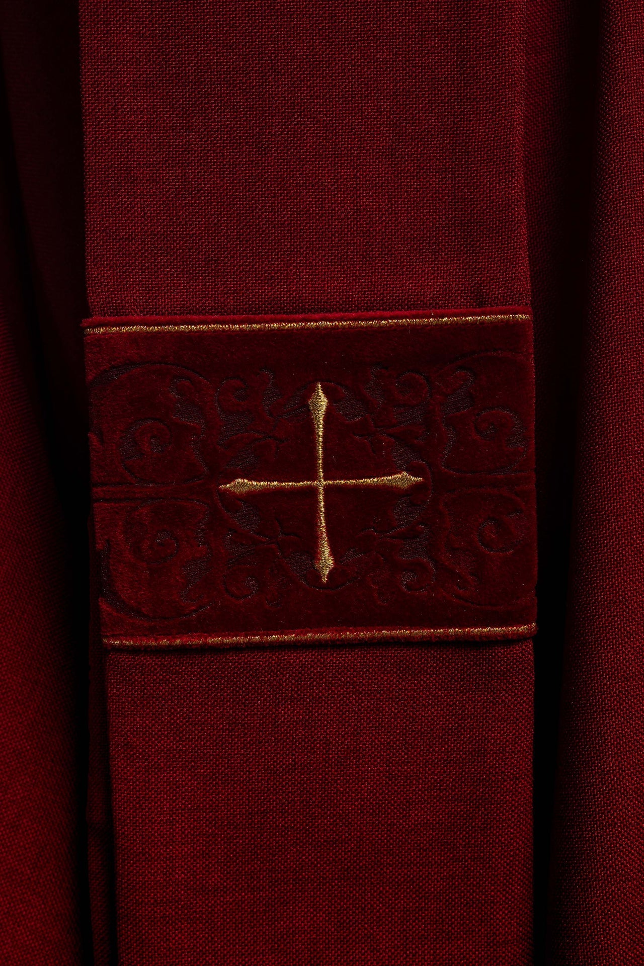 Ornat w kolorze czerwonym z haftowanym pasem w krzyże - ORNATY.PL