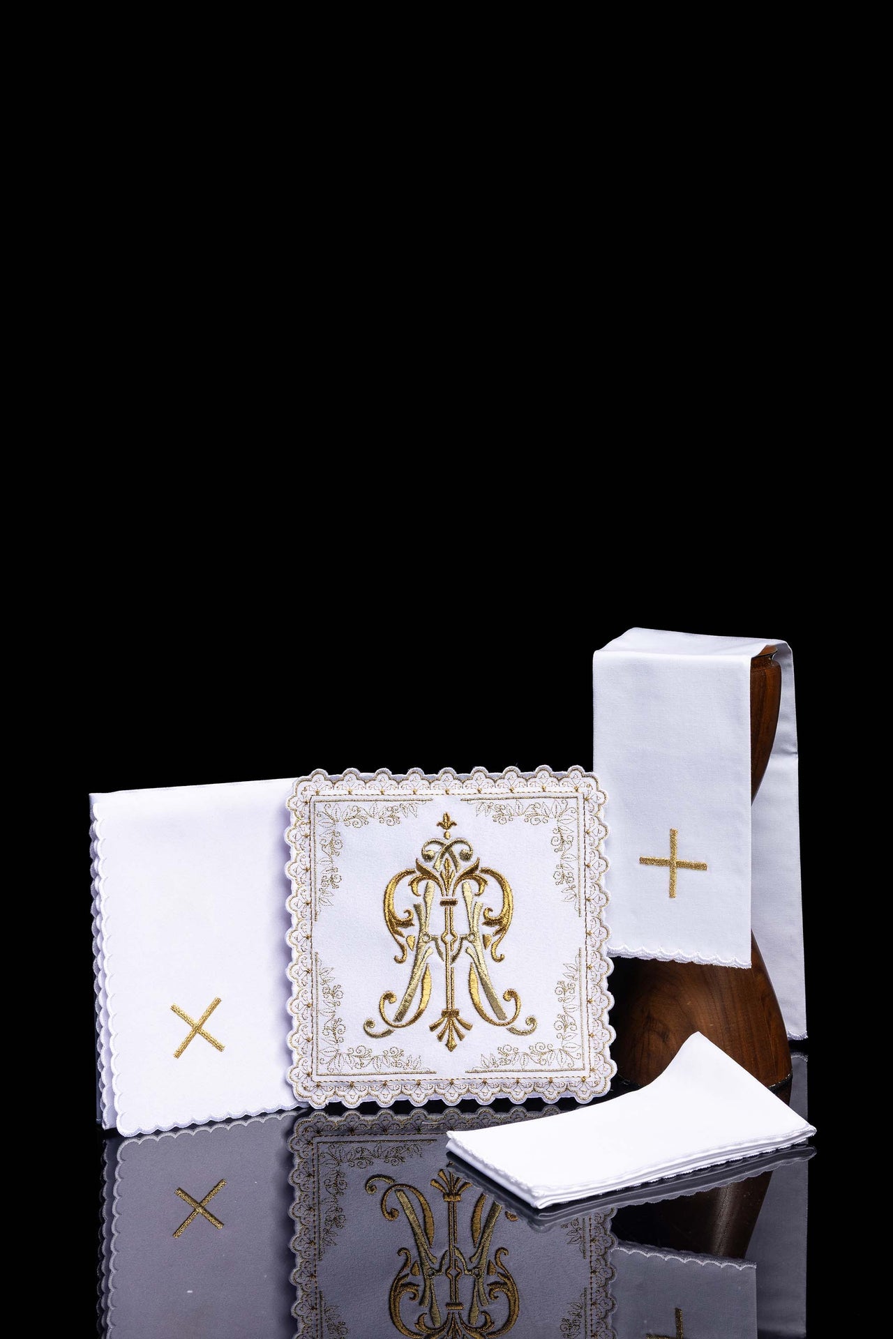 Liturgiczny komplet kielichowy z haftowanym złotym motywem Maryjnym - ORNATY.PL