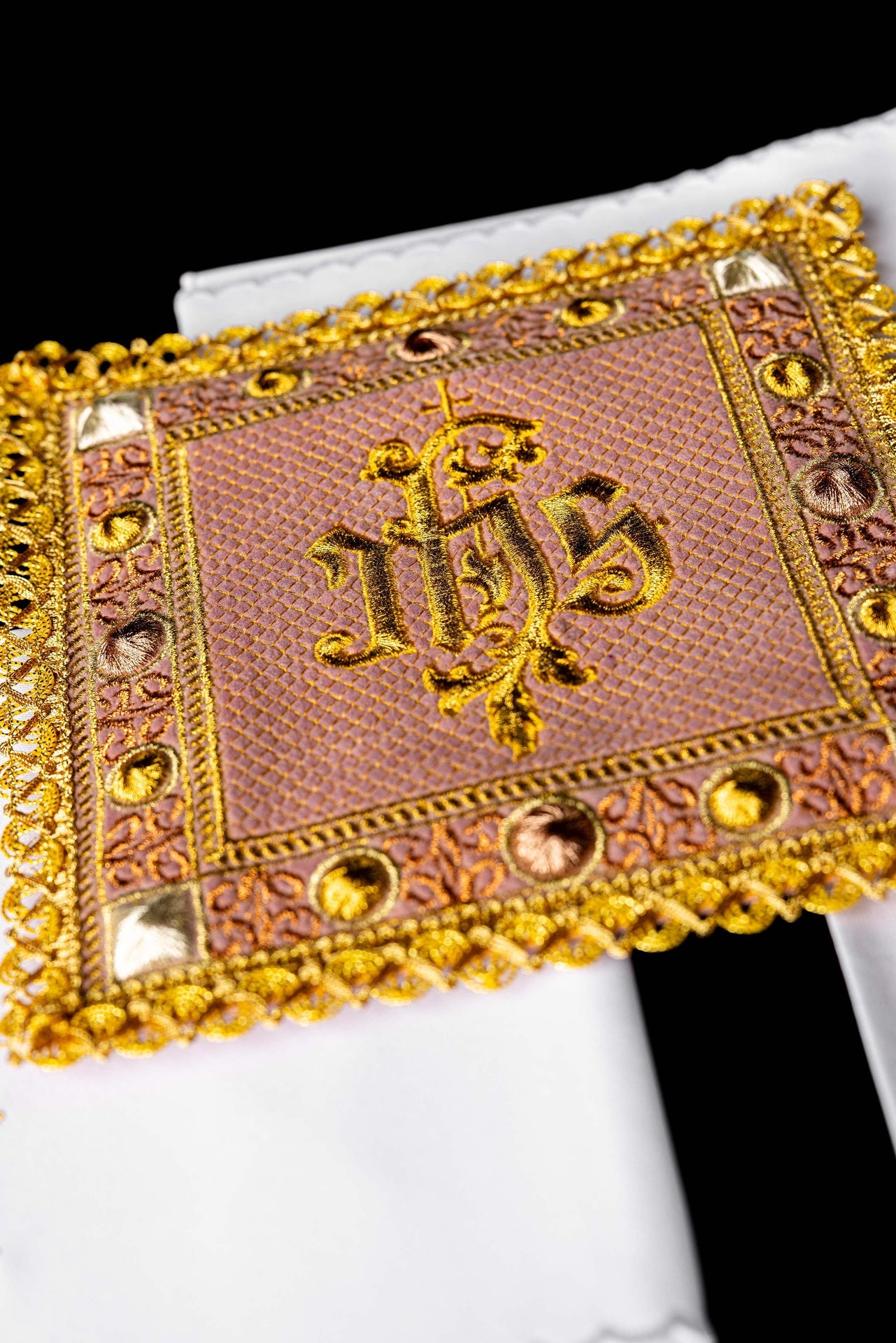 Aksamitny komplet kielichowy w kolorze różowym z haftowanym symbolem IHS - ORNATY.PL