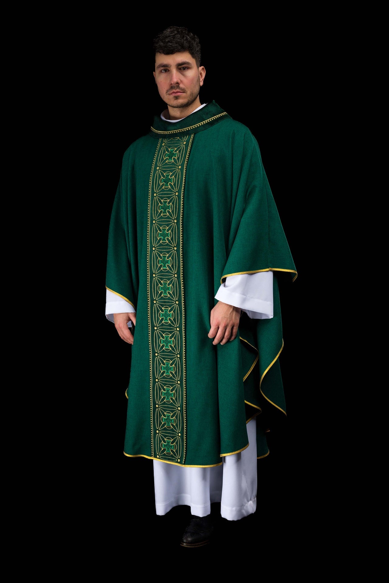 Ornat liturgiczny z bogato zdobionym pasem w krzyże w kolorze zielonym - ORNATY.PL