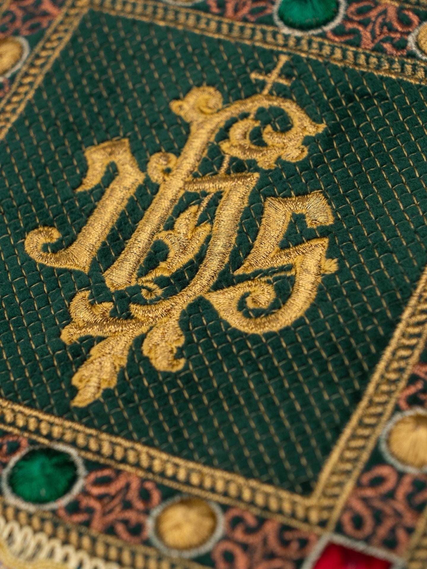 Aksamitny Komplet Kielichowy Zielony z Haftem IHS - Elegancja Liturgii - alba.pl