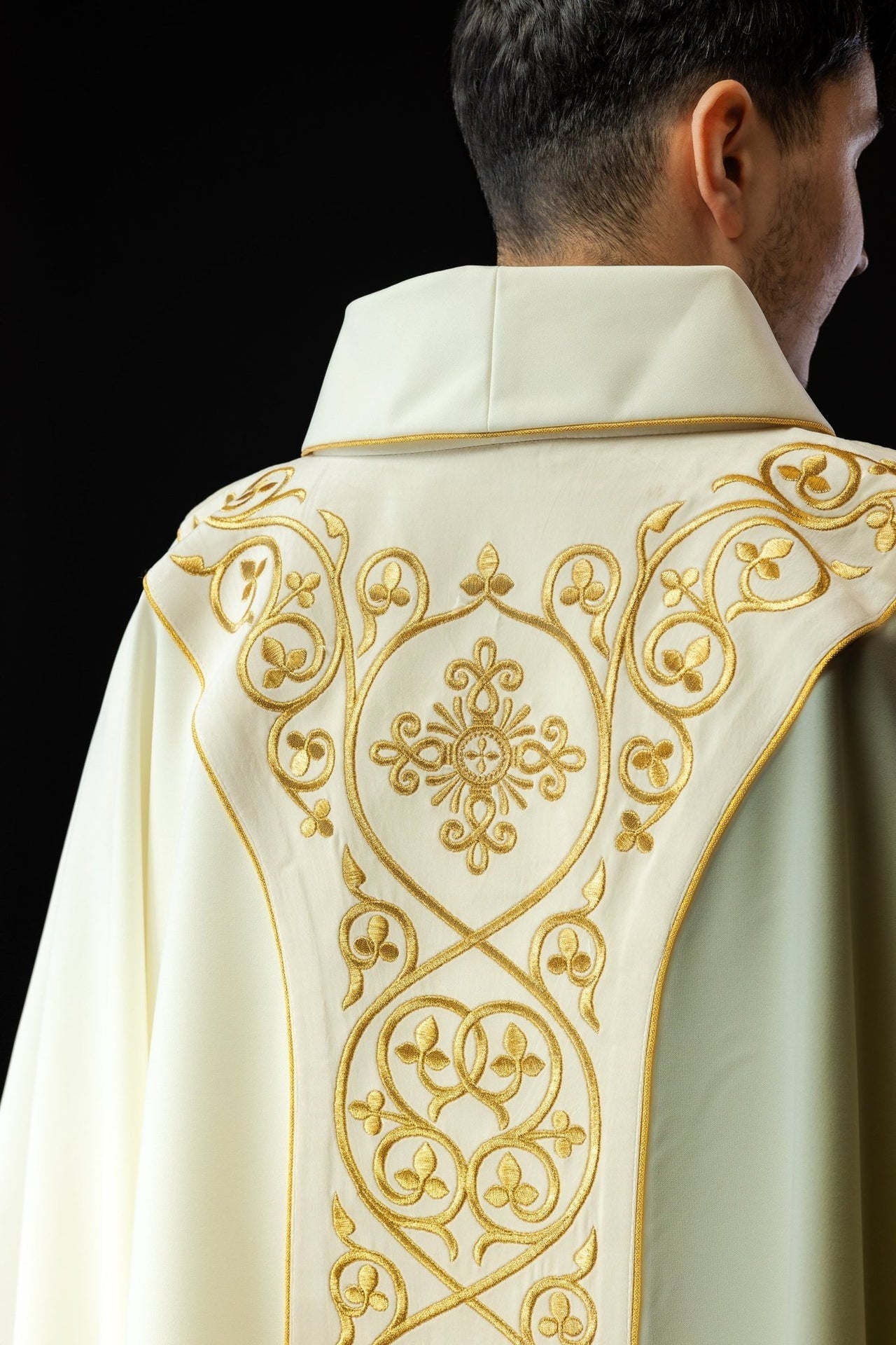 Aksamitny Ornat Liturgiczny z Haftowanym Pasem i Stułą - alba.pl