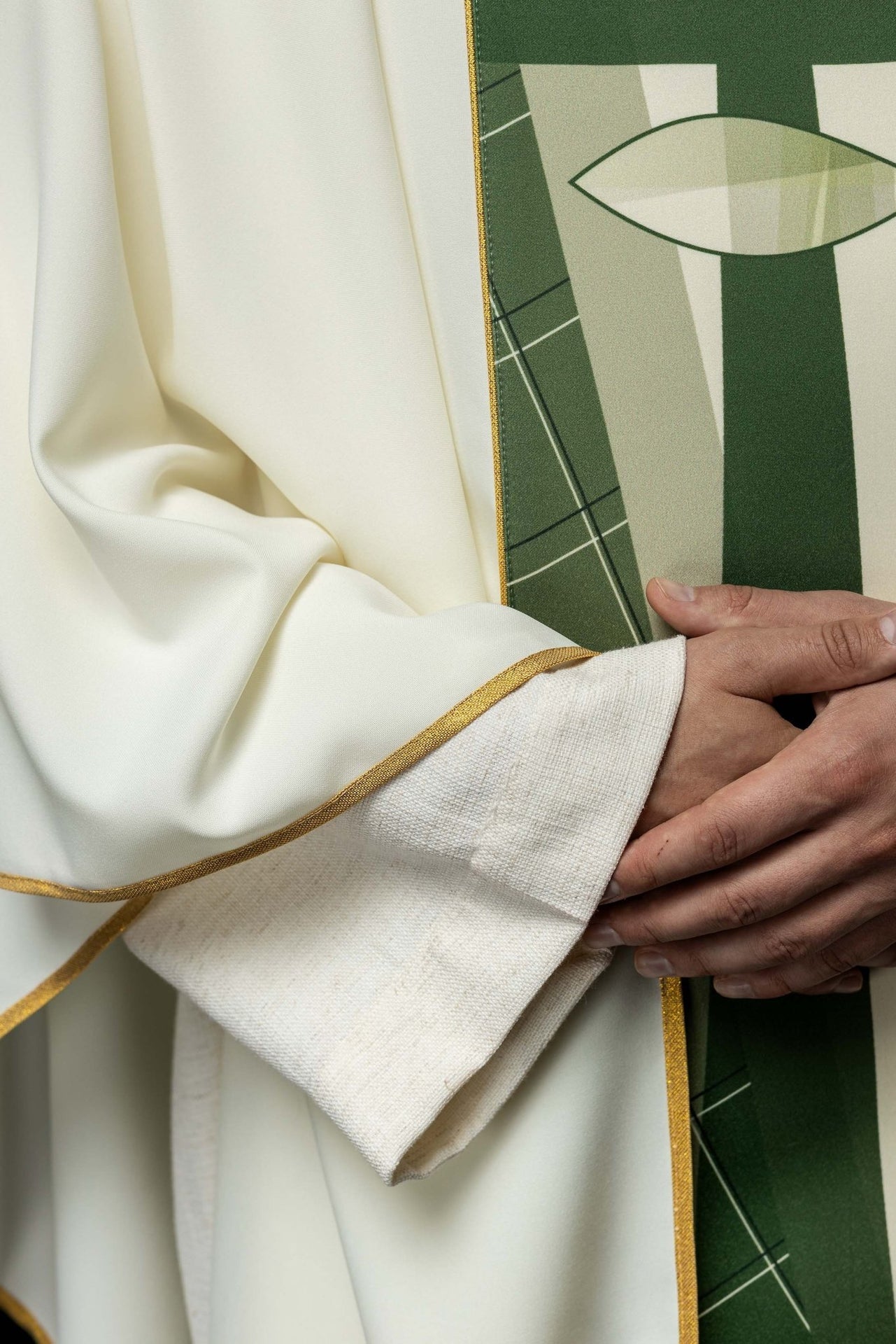 Biały Ornat Haftowany z Krzyżem i Rybami - Symbolika Eucharystyczna - alba.pl