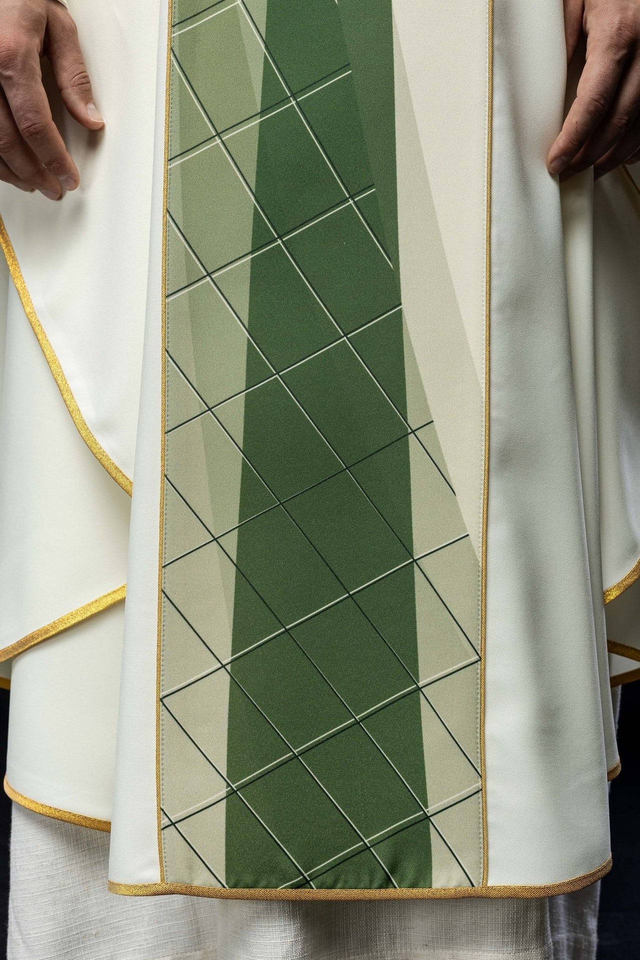 Biały Ornat Haftowany z Krzyżem i Rybami - Symbolika Eucharystyczna - alba.pl