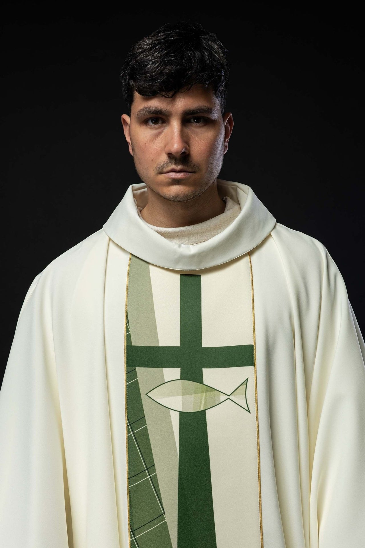 Biały Ornat Haftowany z Krzyżem i Rybami - Symbolika Eucharystyczna - alba.pl
