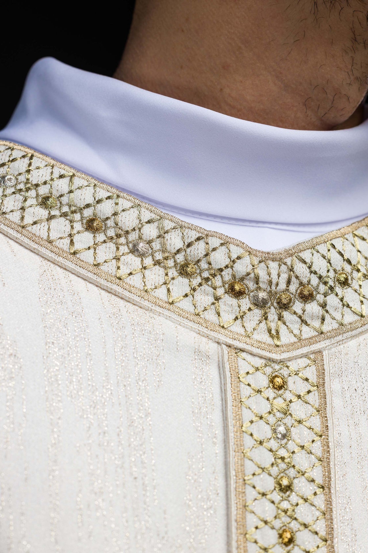 Biały Ornat Liturgiczny z Haftowanym Pasem i Kołnierzem - alba.pl
