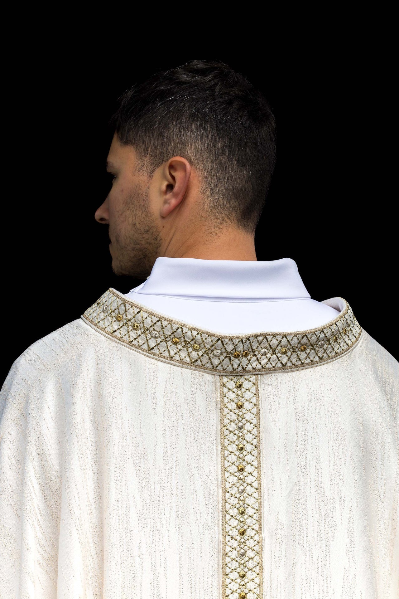 Biały Ornat Liturgiczny z Haftowanym Pasem i Kołnierzem - alba.pl