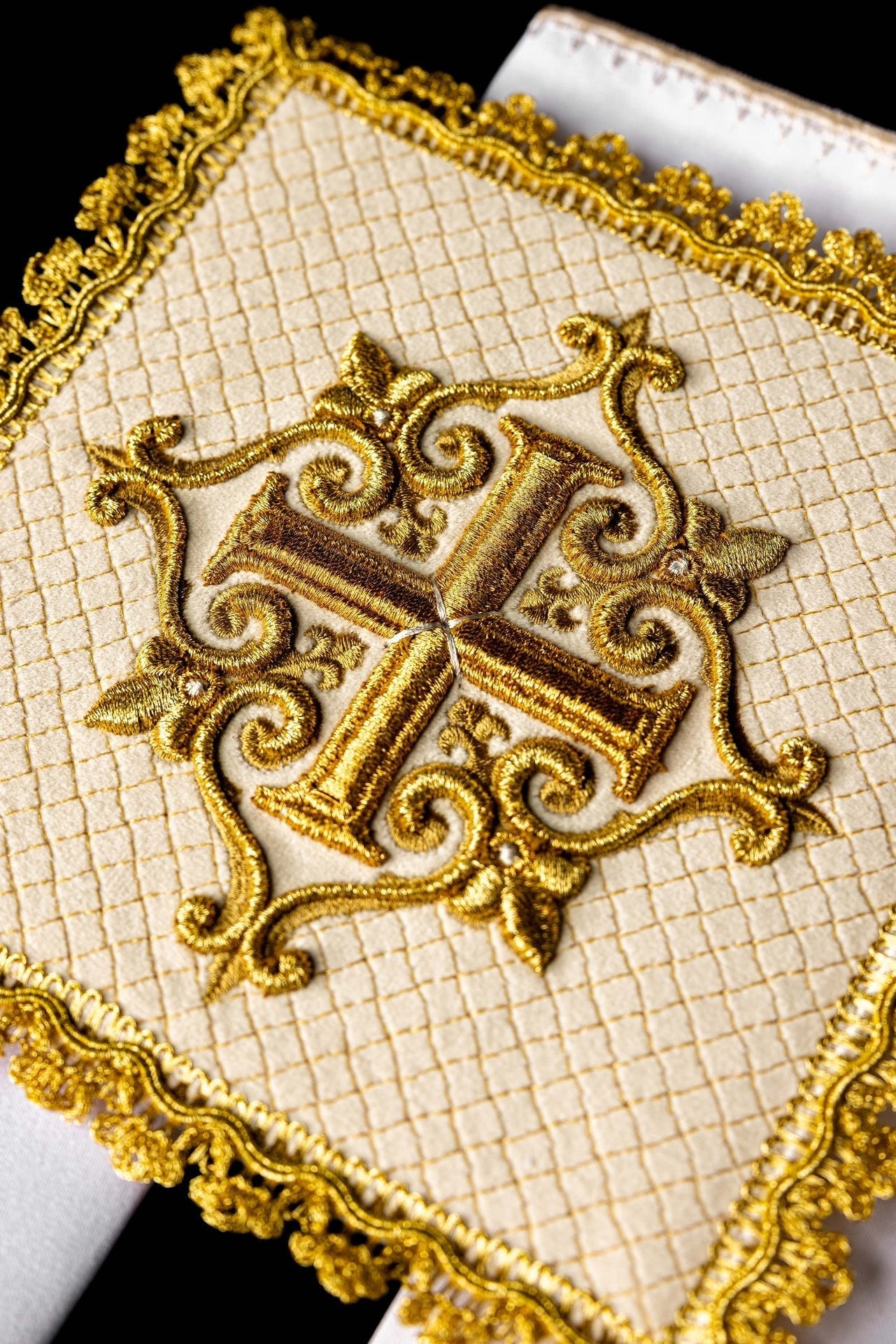 Bielizna Kielichowa Aksamit Ecru Złoty Krzyż - Komplet Liturgiczny - alba.pl