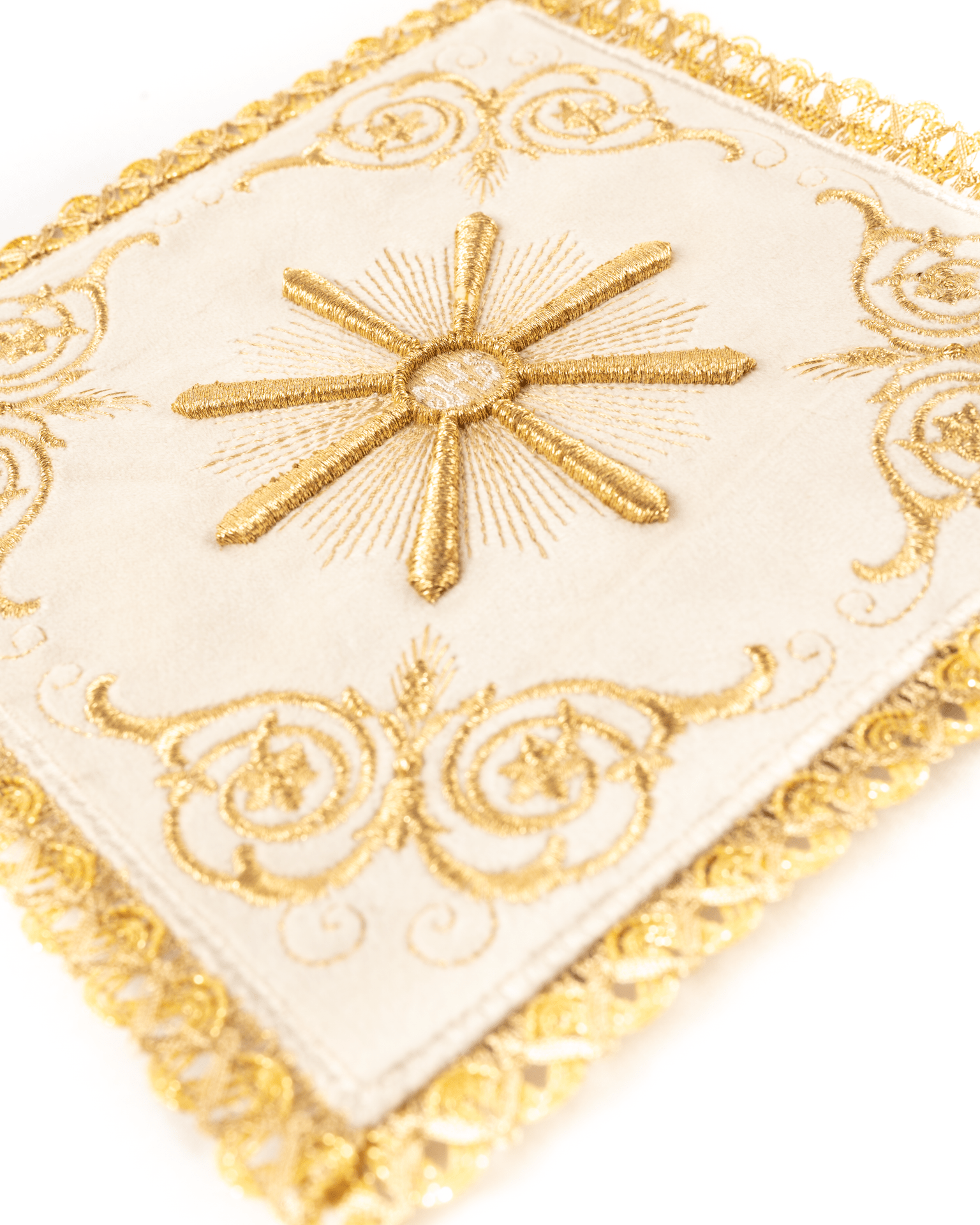 Bielizna kielichowa haftowana ecru aksamit - alba.pl