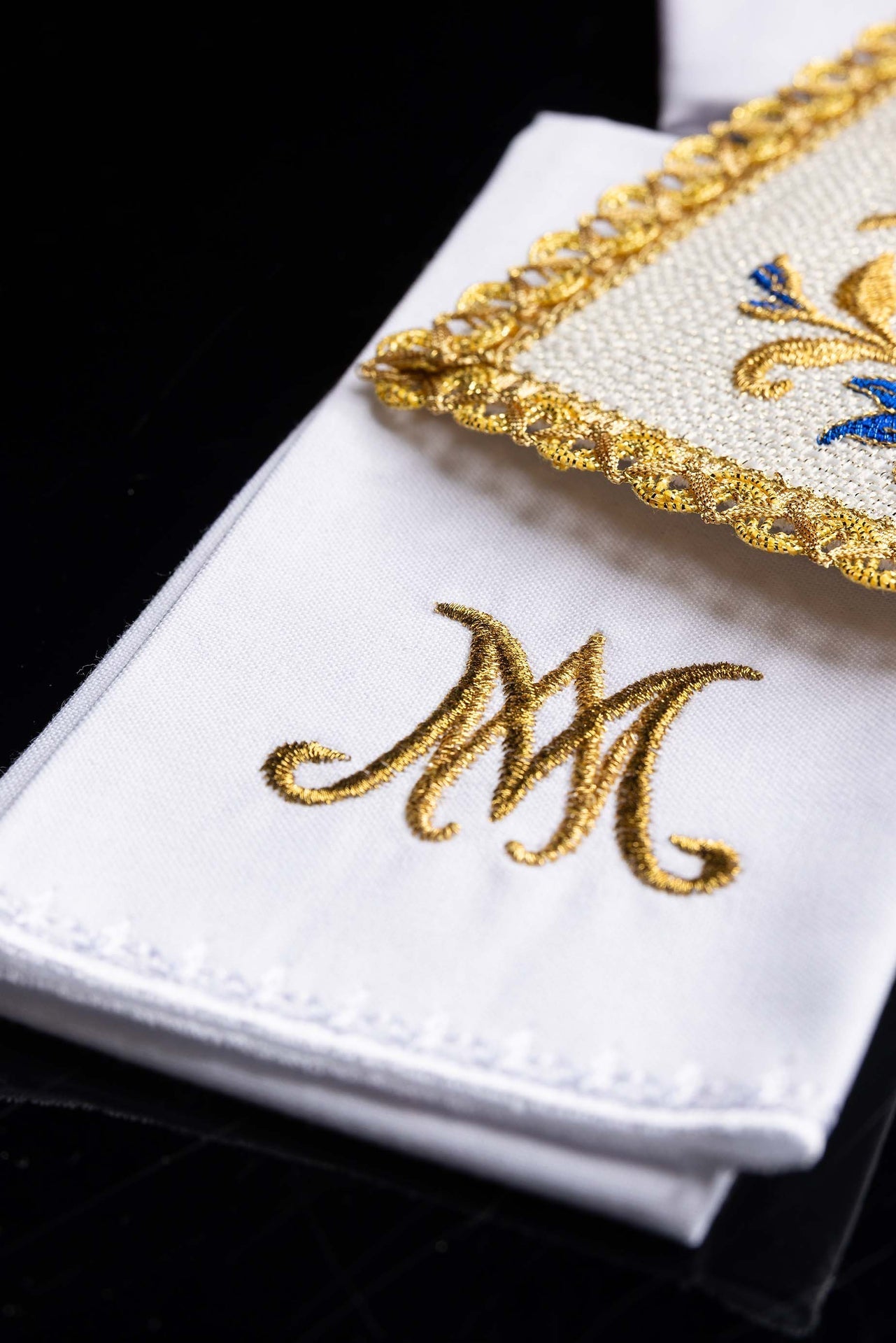 Bielizna kielichowa haftowana z królewskim symbolem maryjnym - alba.pl