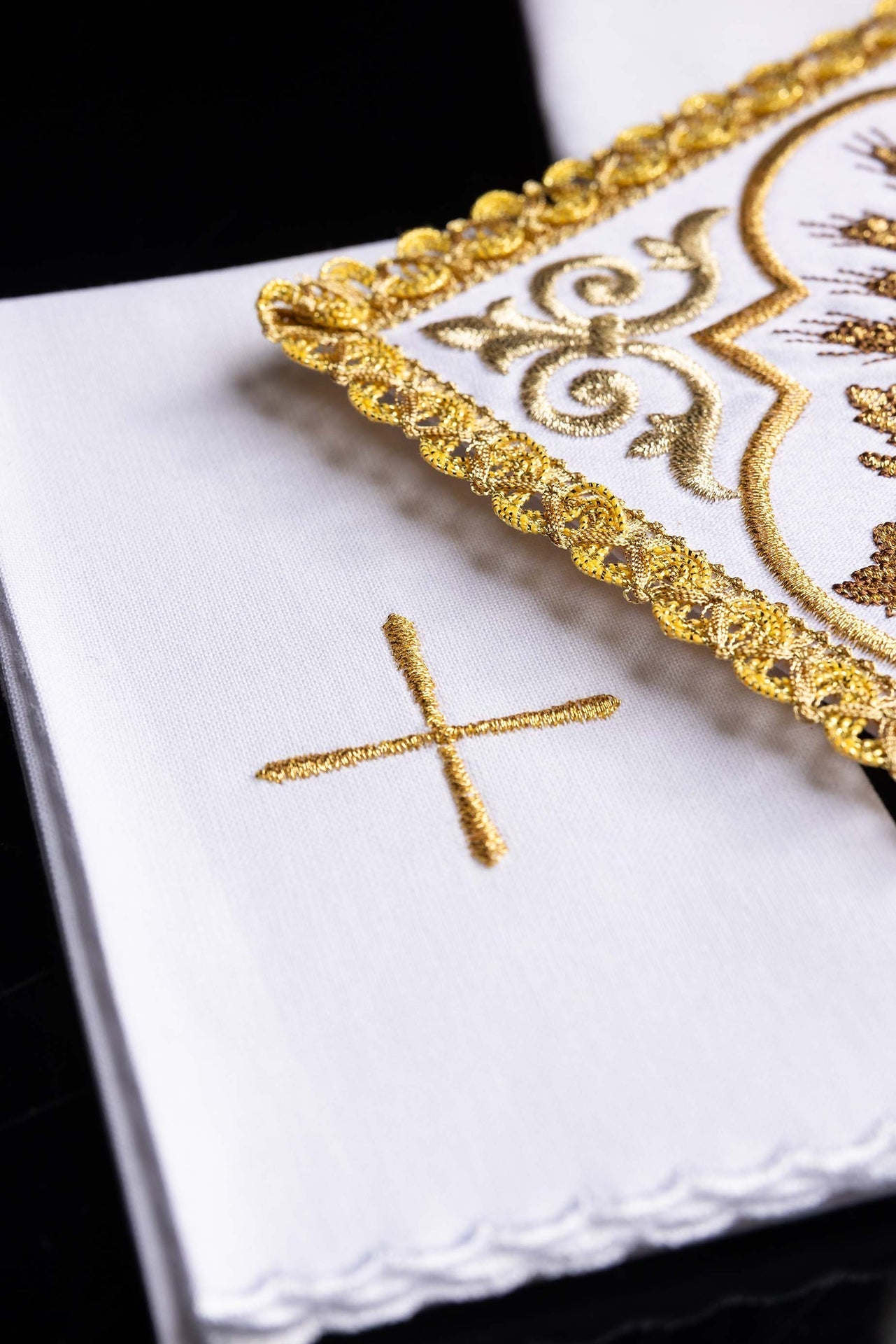 Bielizna kielichowa haftowana z wizerunkiem Pelikana Eucharystycznego - alba.pl