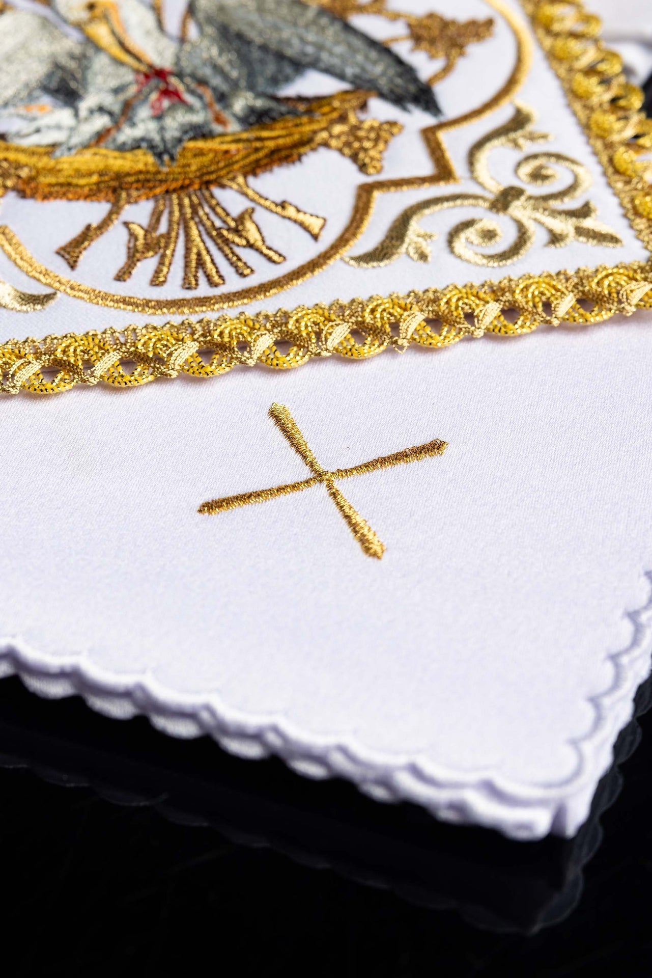 Bielizna kielichowa haftowana z wizerunkiem Pelikana Eucharystycznego - alba.pl