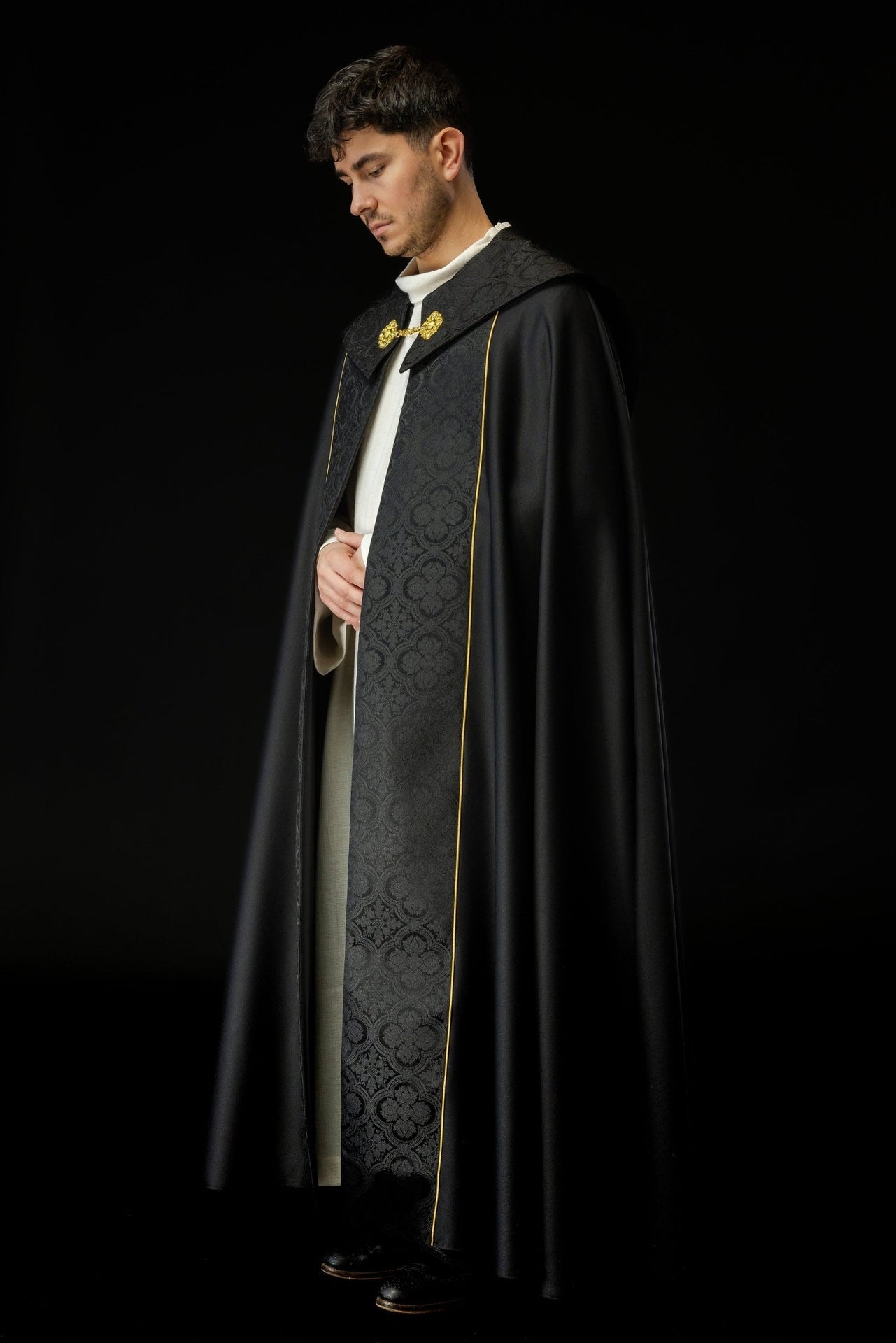 Czarna Kapa Liturgiczna z Haftem Złotego Krzyża na Żakardzie - alba.pl