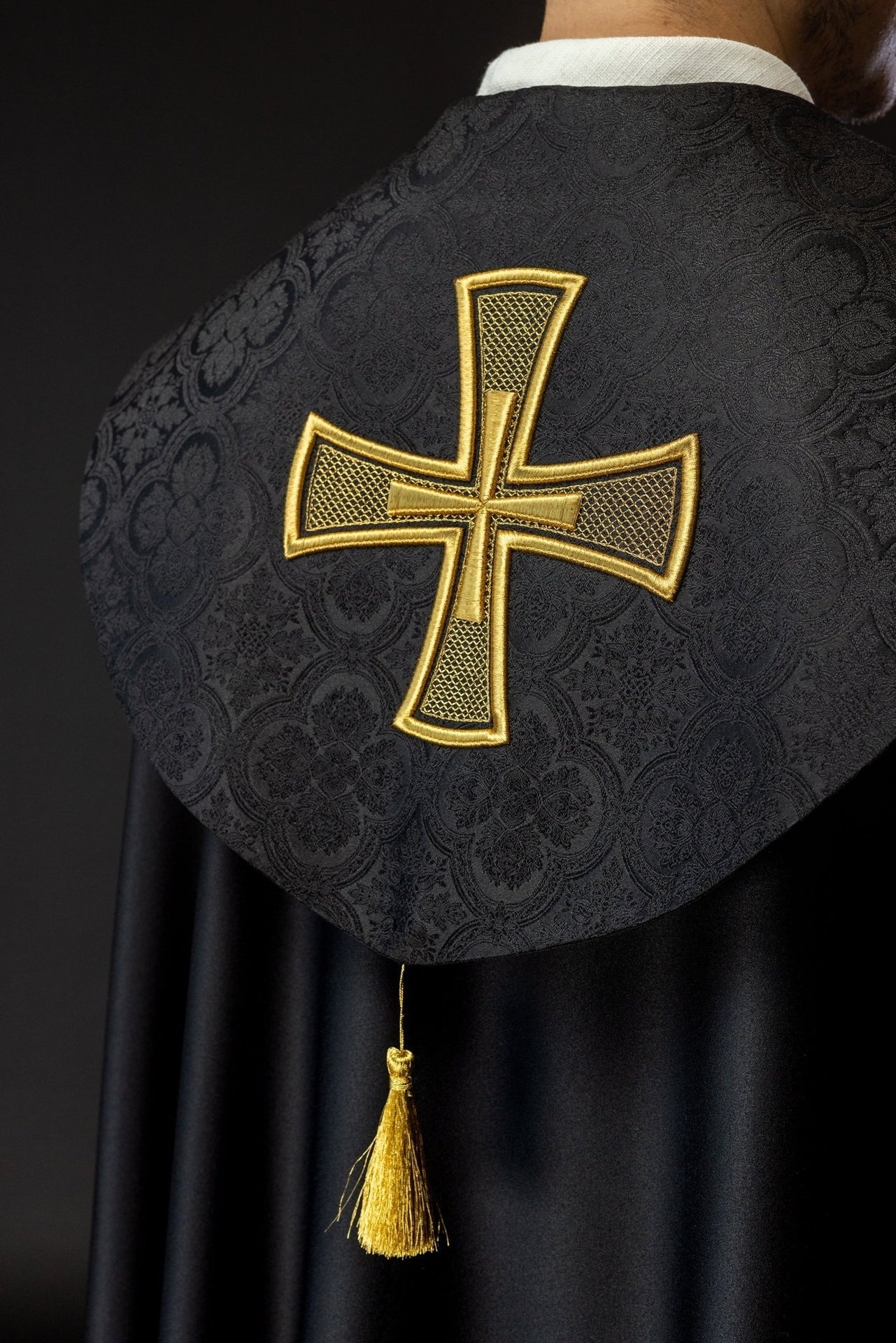 Czarna Kapa Liturgiczna z Haftem Złotego Krzyża na Żakardzie - alba.pl
