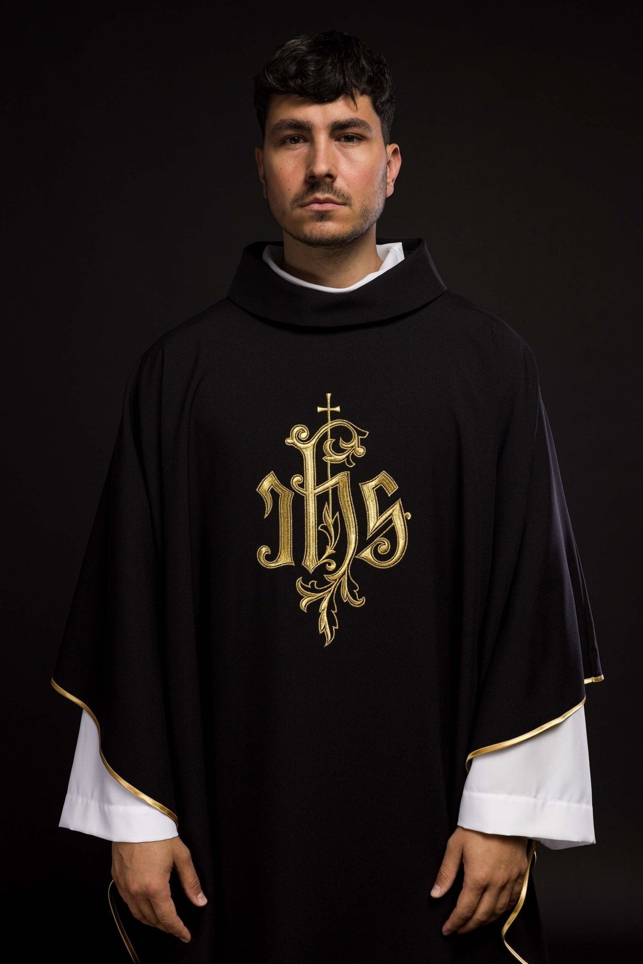 Czarny Ornat Liturgiczny IHS Haftowany Złotą Nicią - alba.pl