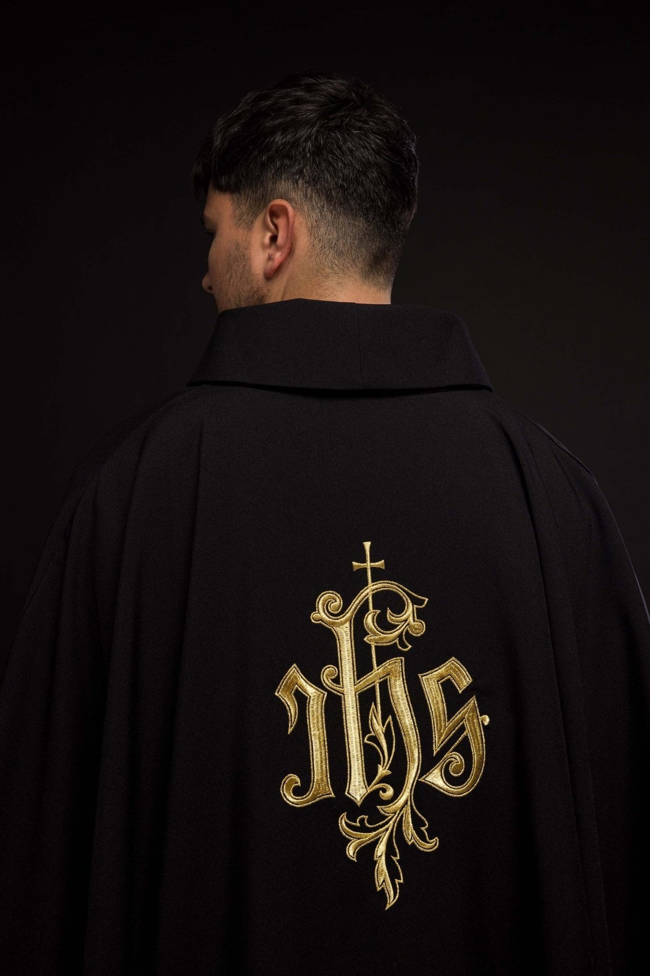 Czarny Ornat Liturgiczny IHS Haftowany Złotą Nicią - alba.pl