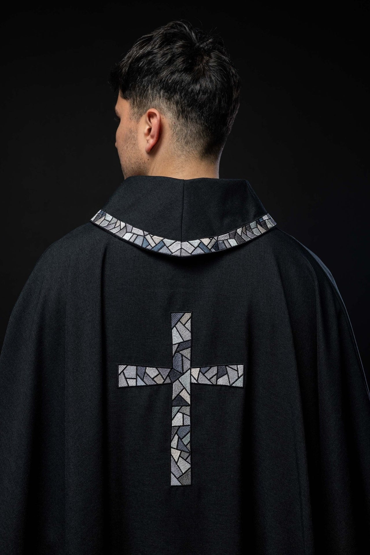 Czarny Ornat Liturgiczny z Haftowanym Mozaikowym Krzyżem - alba.pl