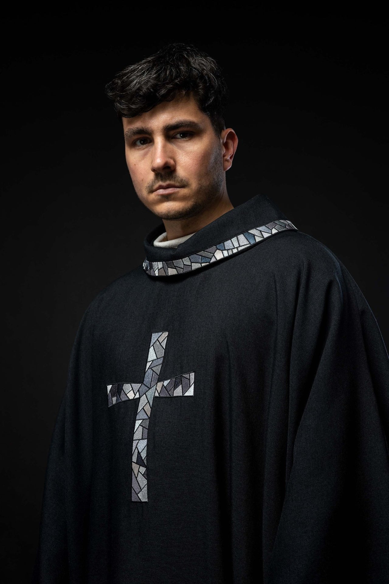 Czarny Ornat Liturgiczny z Haftowanym Mozaikowym Krzyżem - alba.pl
