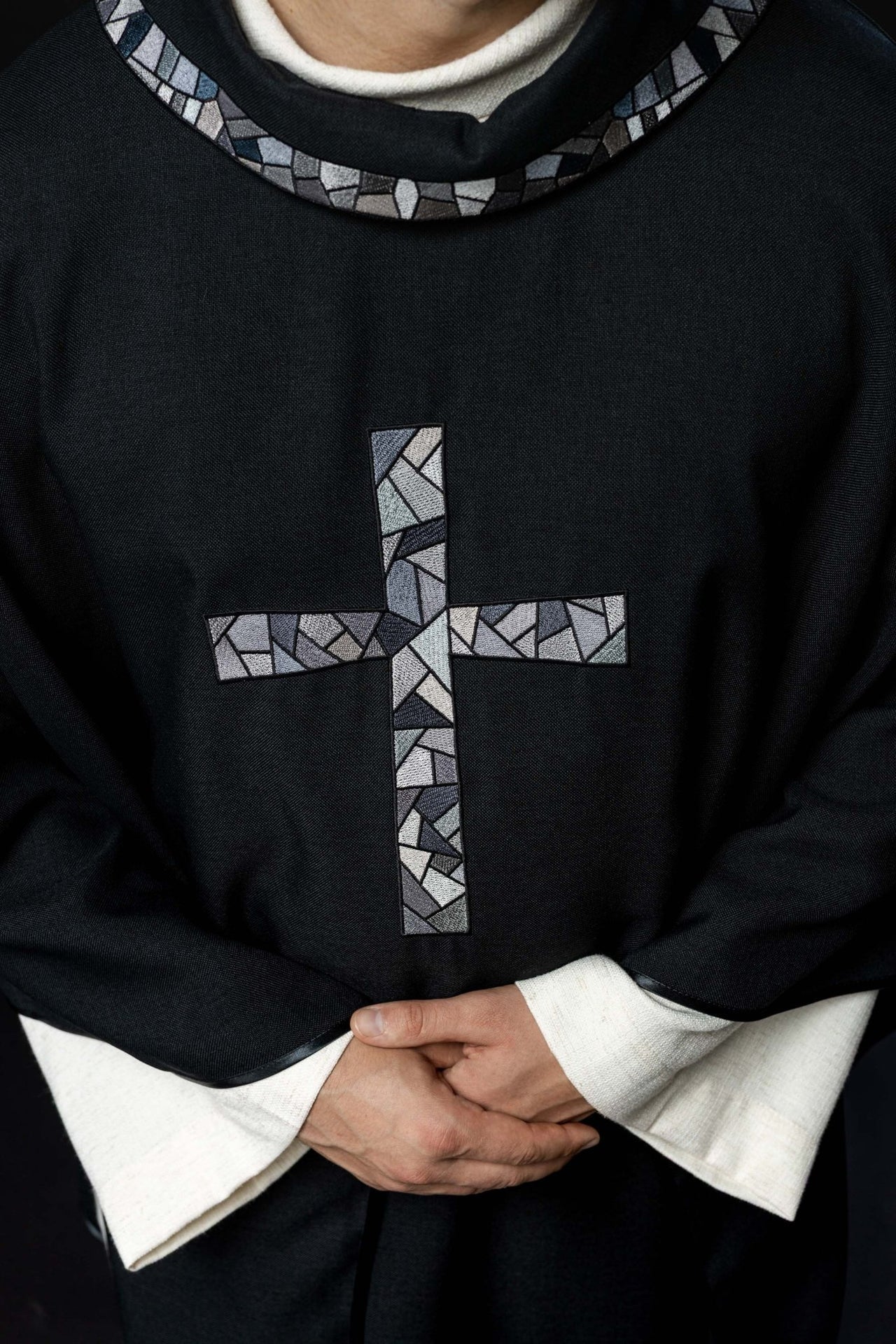 Czarny Ornat Liturgiczny z Haftowanym Mozaikowym Krzyżem - alba.pl
