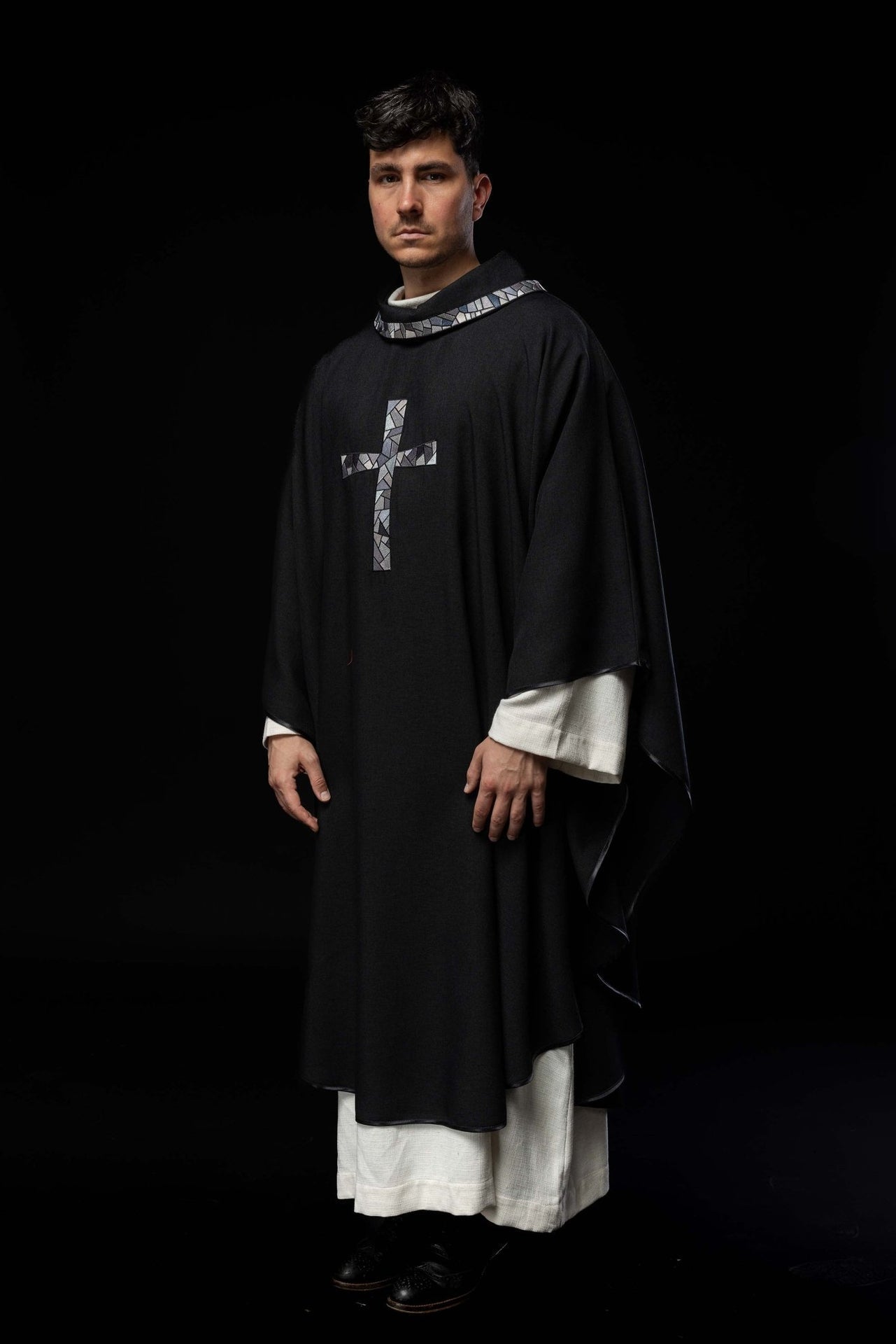 Czarny Ornat Liturgiczny z Haftowanym Mozaikowym Krzyżem - alba.pl