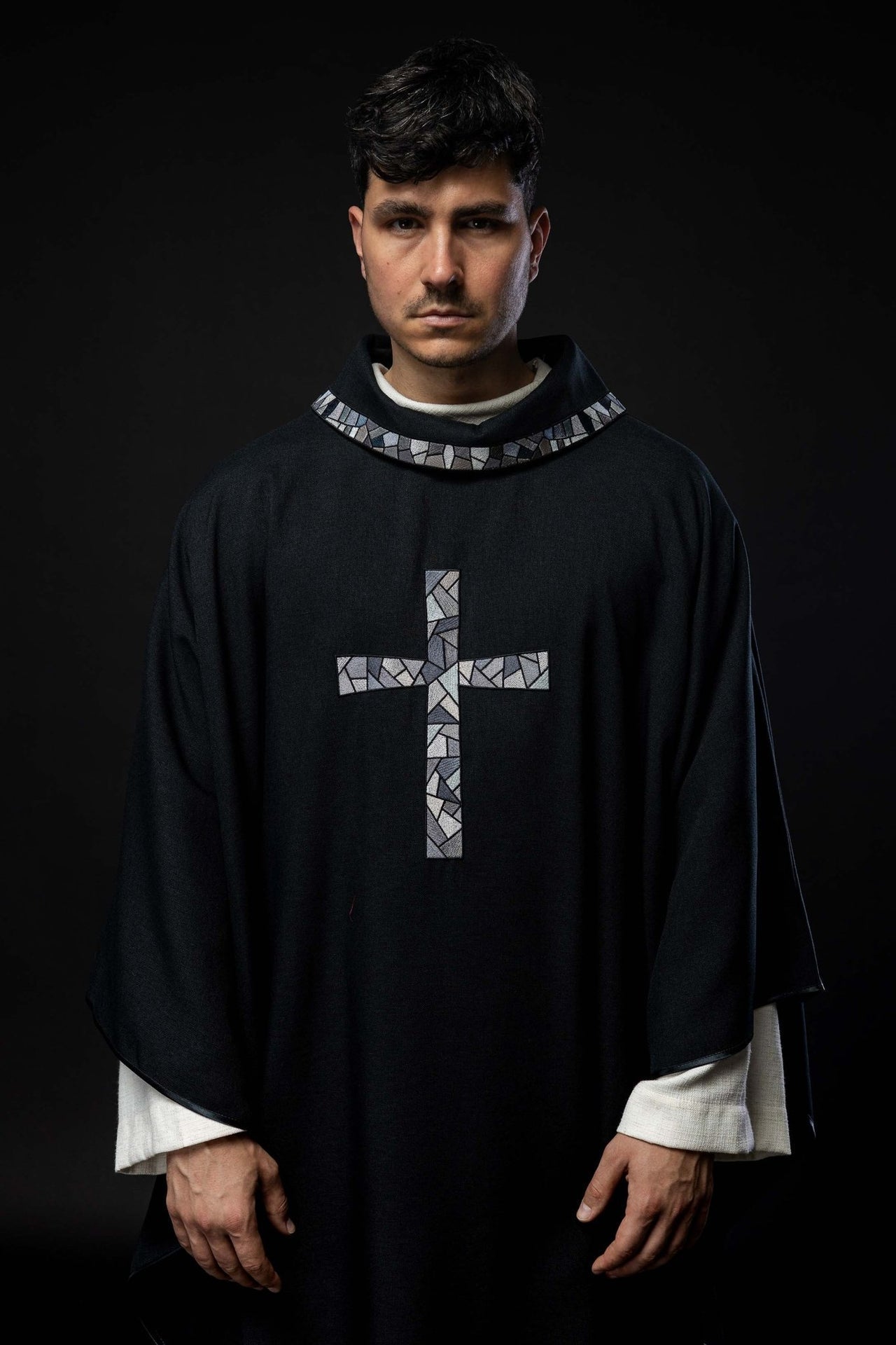 Czarny Ornat Liturgiczny z Haftowanym Mozaikowym Krzyżem - alba.pl