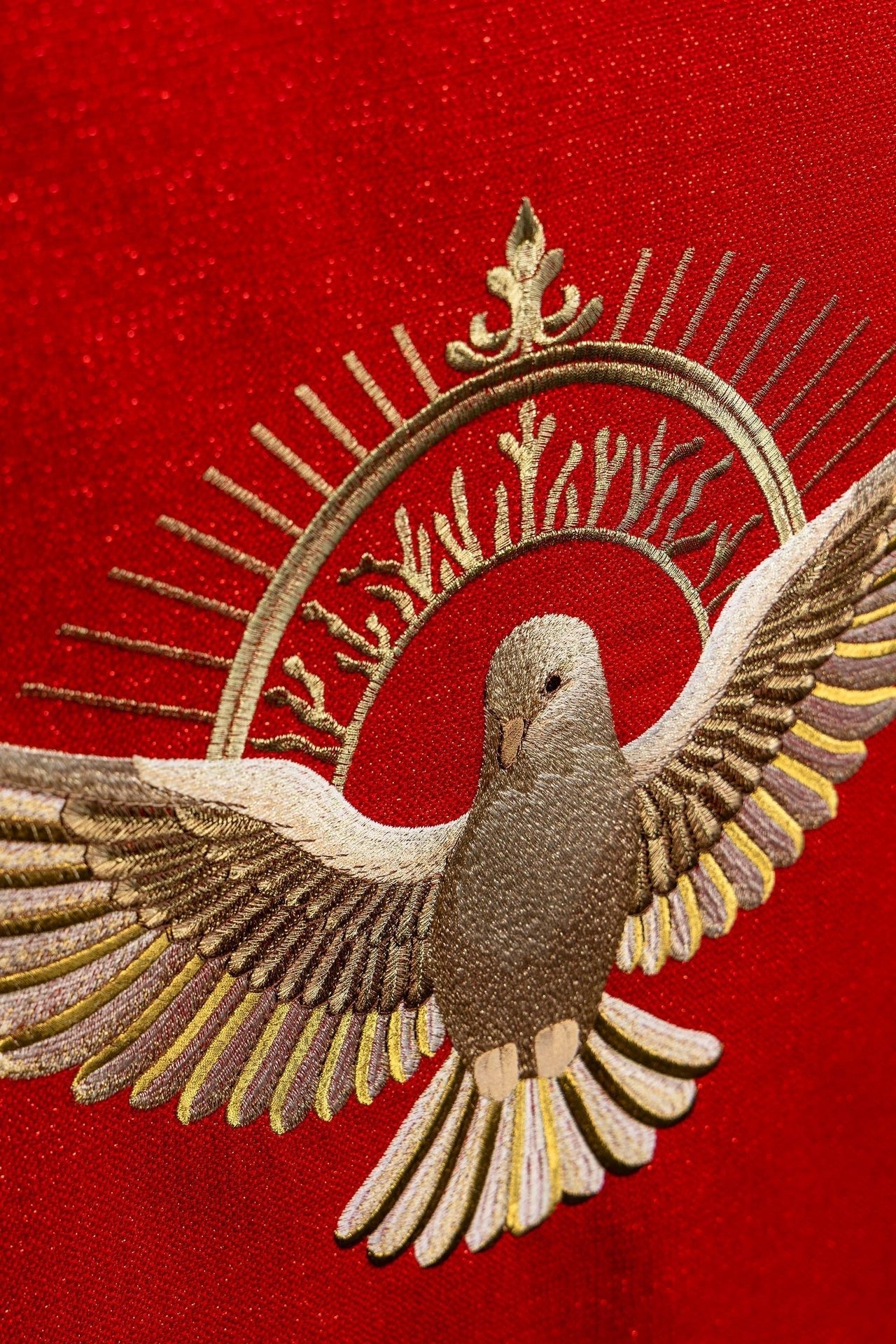 Czerwona serweta Na Lektorium Haftowana Z Symbolem Gołębicy i płomieni - alba.pl