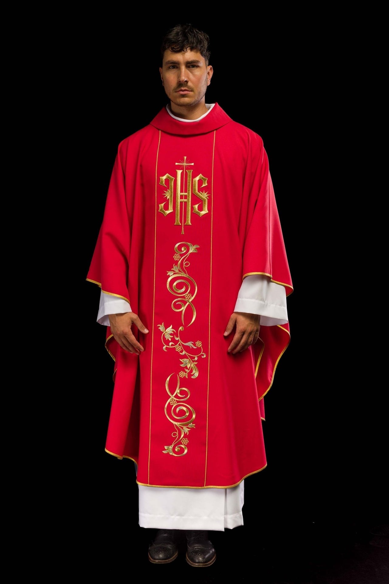 Czerwony ornat haftowany IHS