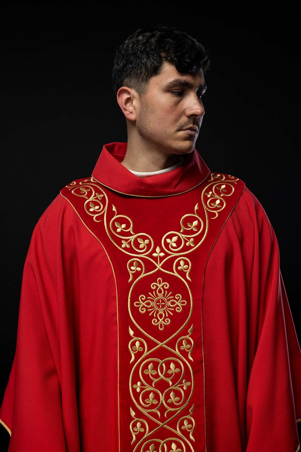 Czerwony ornat liturgiczny zdobiony haftem na aksamicie