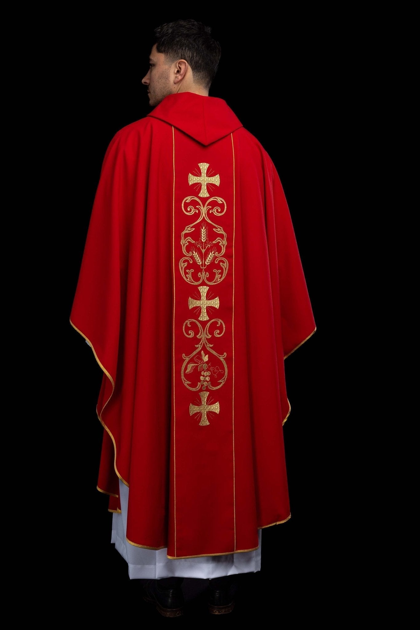 Czerwony ornat liturgiczny zdobiony haftowanym pasem - alba.pl