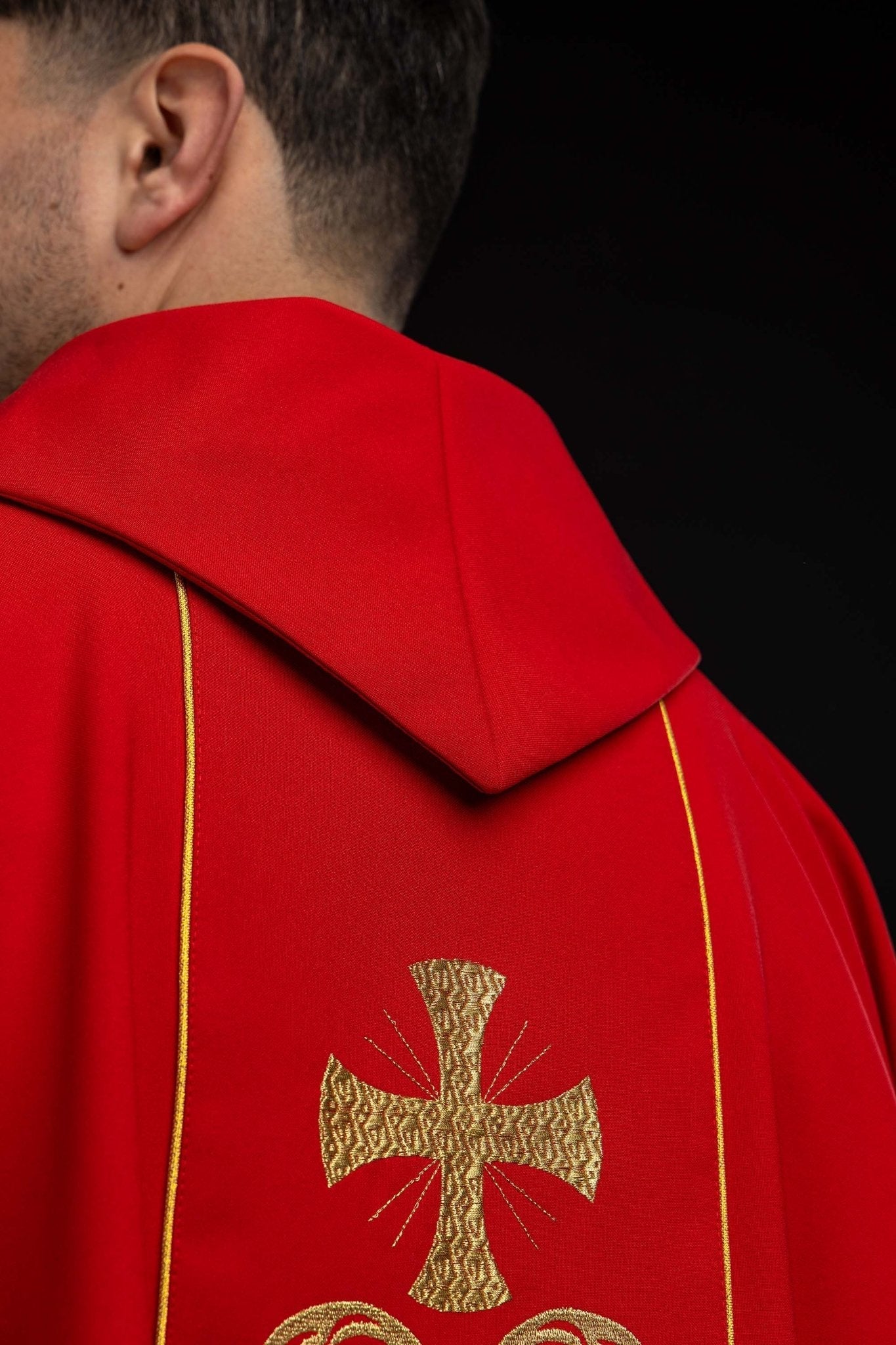 Czerwony ornat liturgiczny zdobiony haftowanym pasem - alba.pl