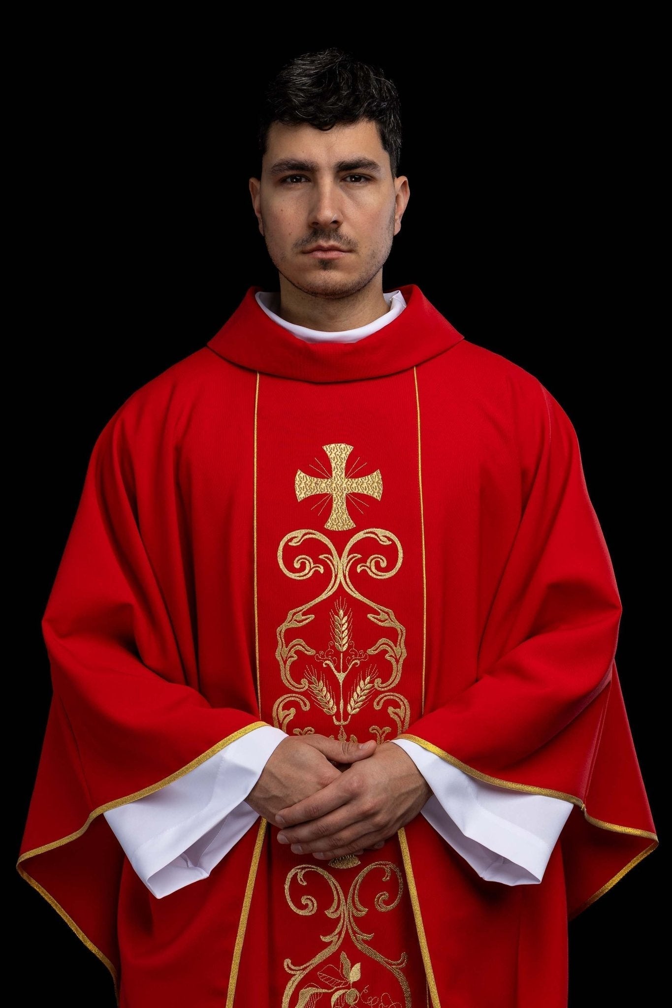 Czerwony ornat liturgiczny zdobiony haftowanym pasem - alba.pl