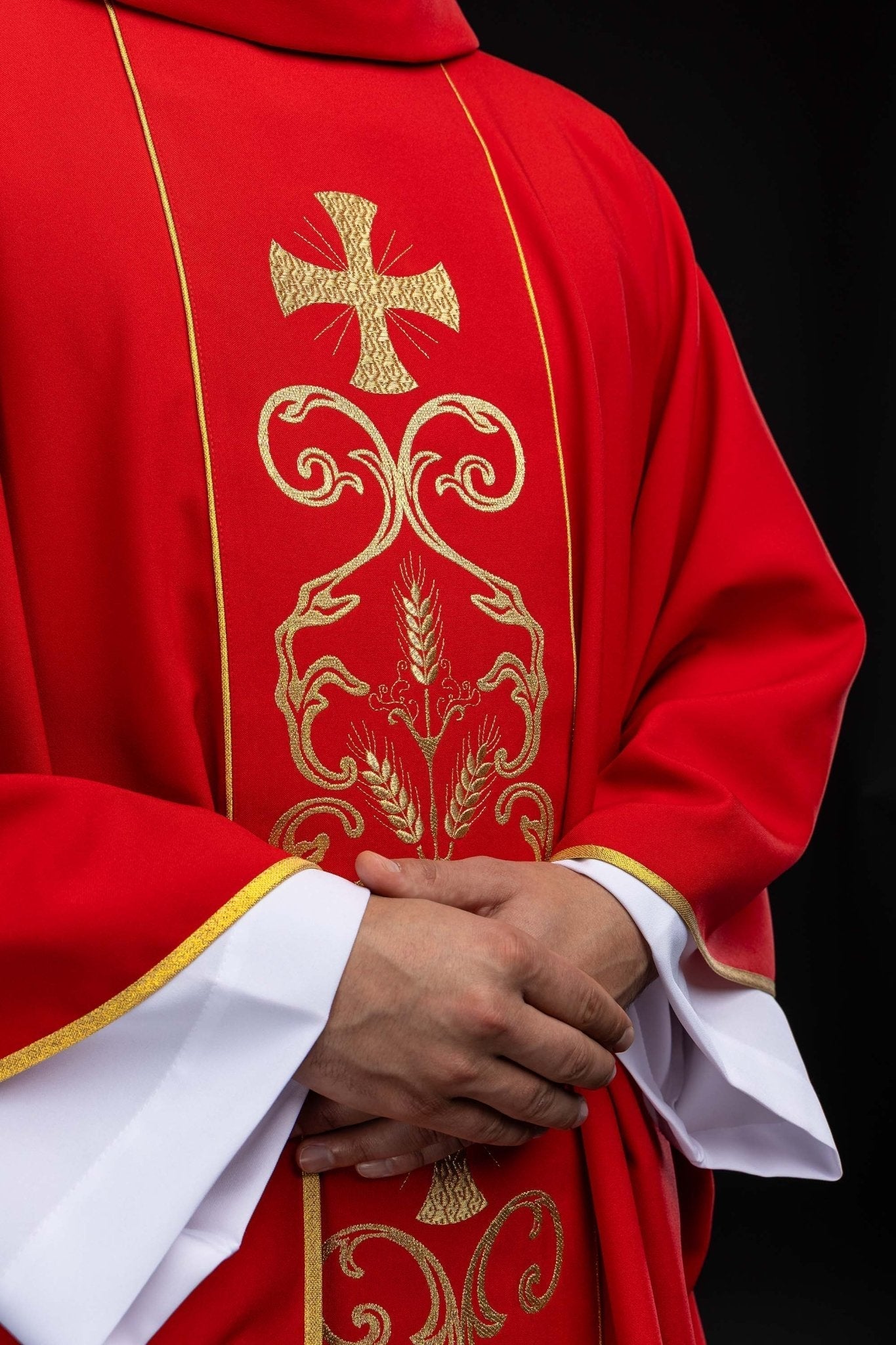 Czerwony ornat liturgiczny zdobiony haftowanym pasem - alba.pl